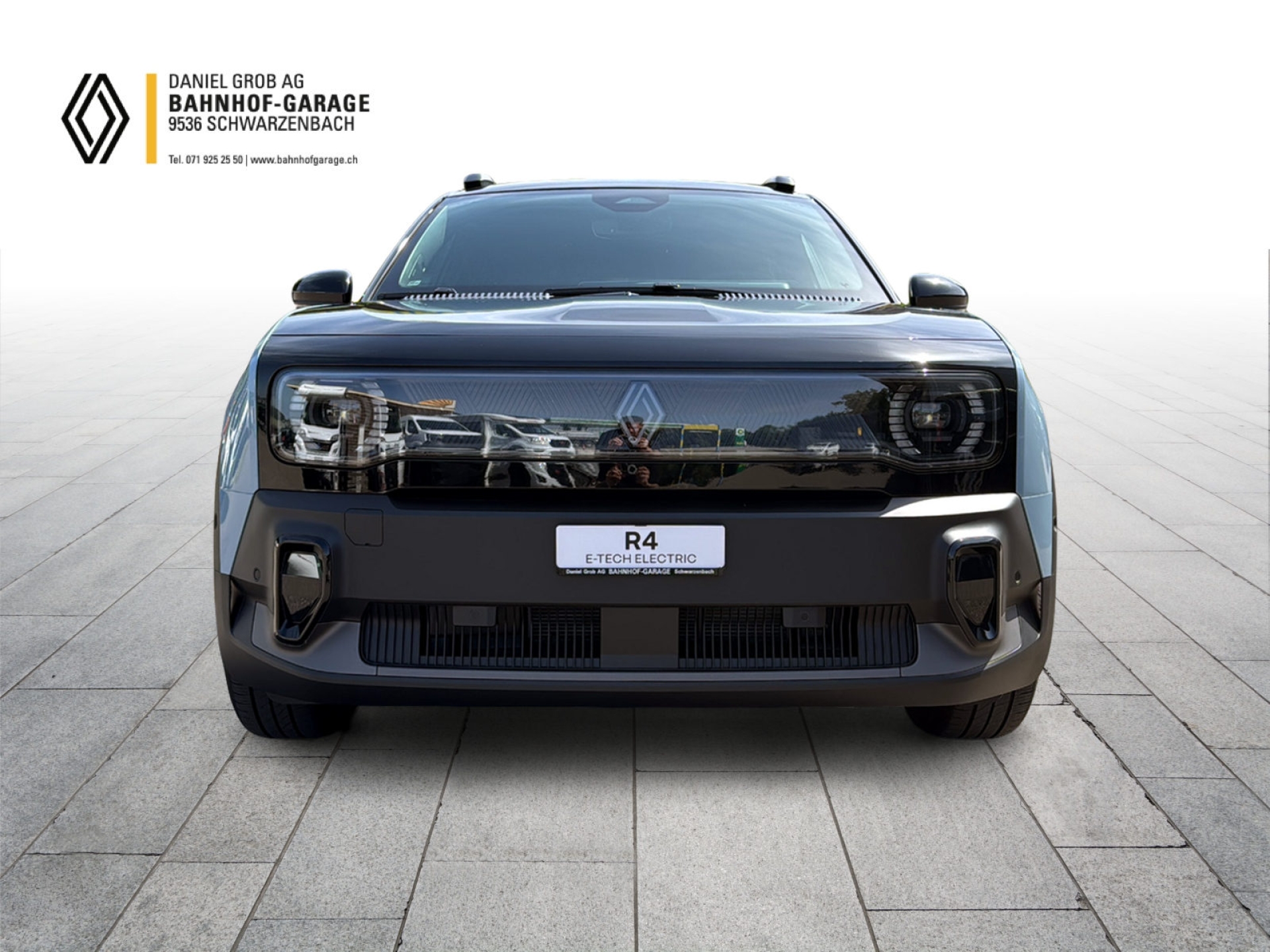 RENAULT R4 E-Tech Comfort Range iconic-showroom-element-1