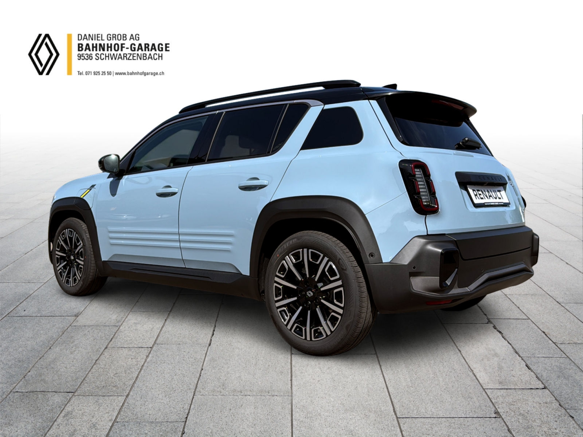 RENAULT R4 E-Tech Comfort Range iconic-showroom-element-3