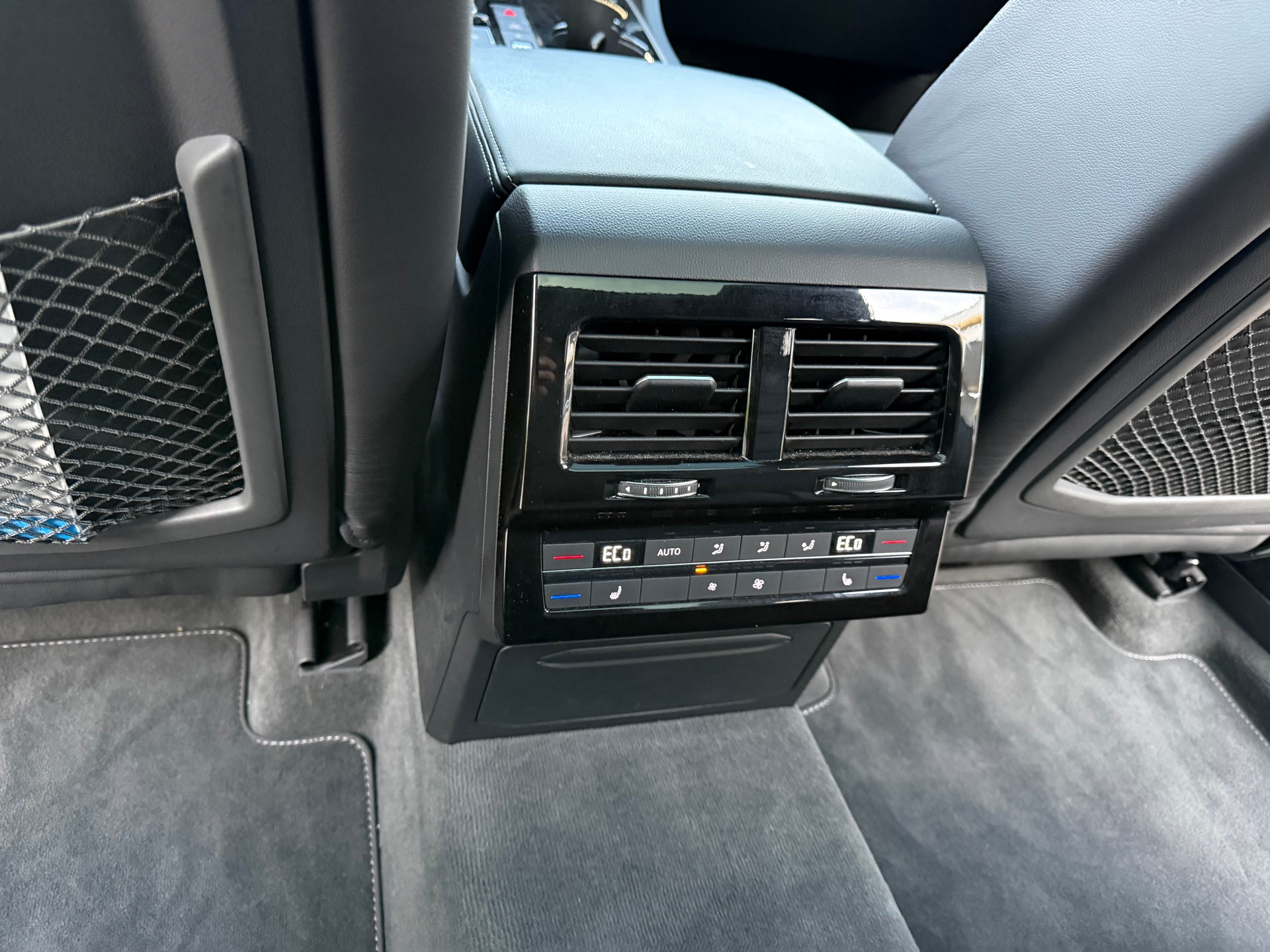 VW Touareg 3.0 TDI R Line Tiptronic-image-11