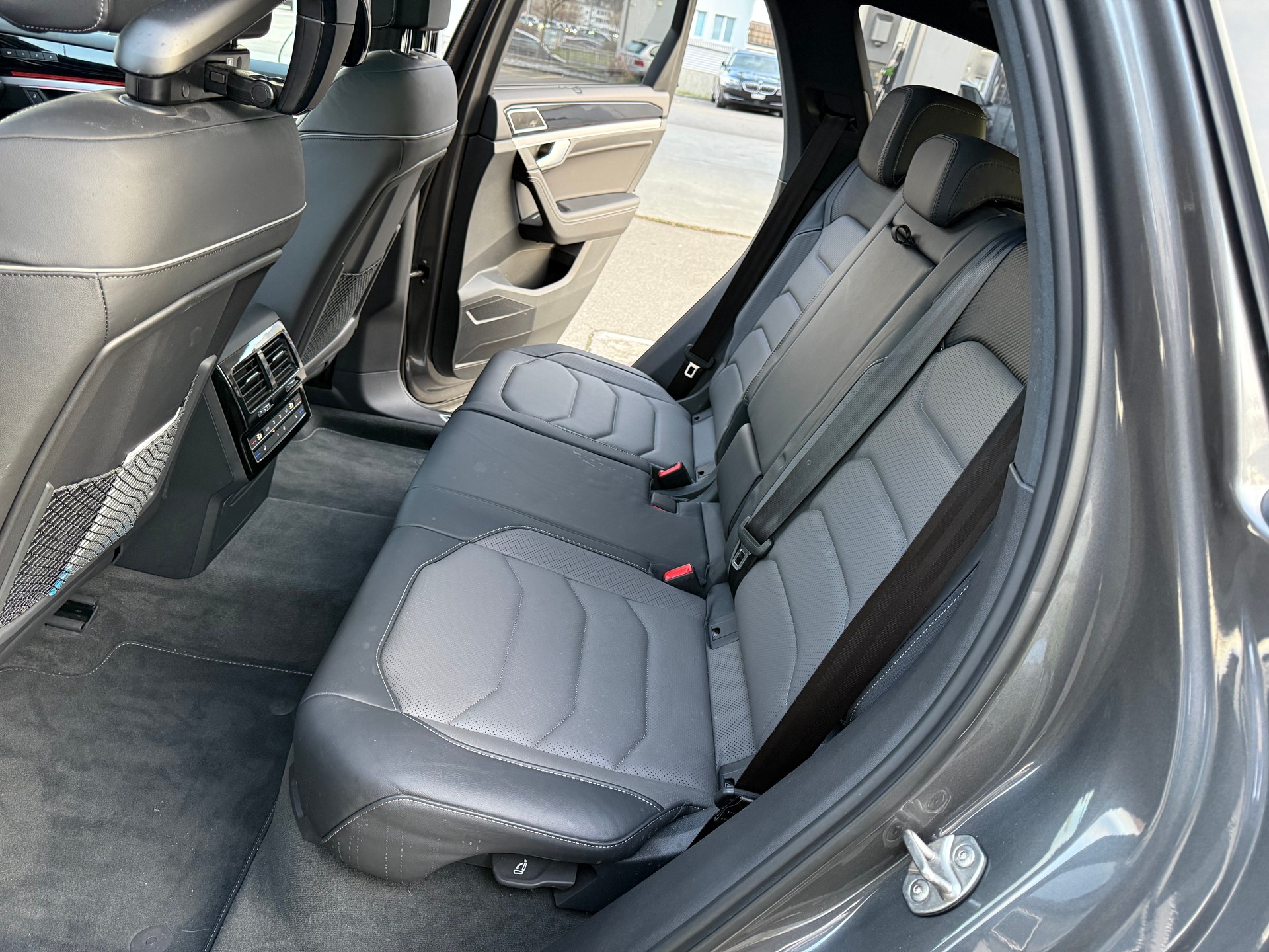 VW Touareg 3.0 TDI R Line Tiptronic-image-10