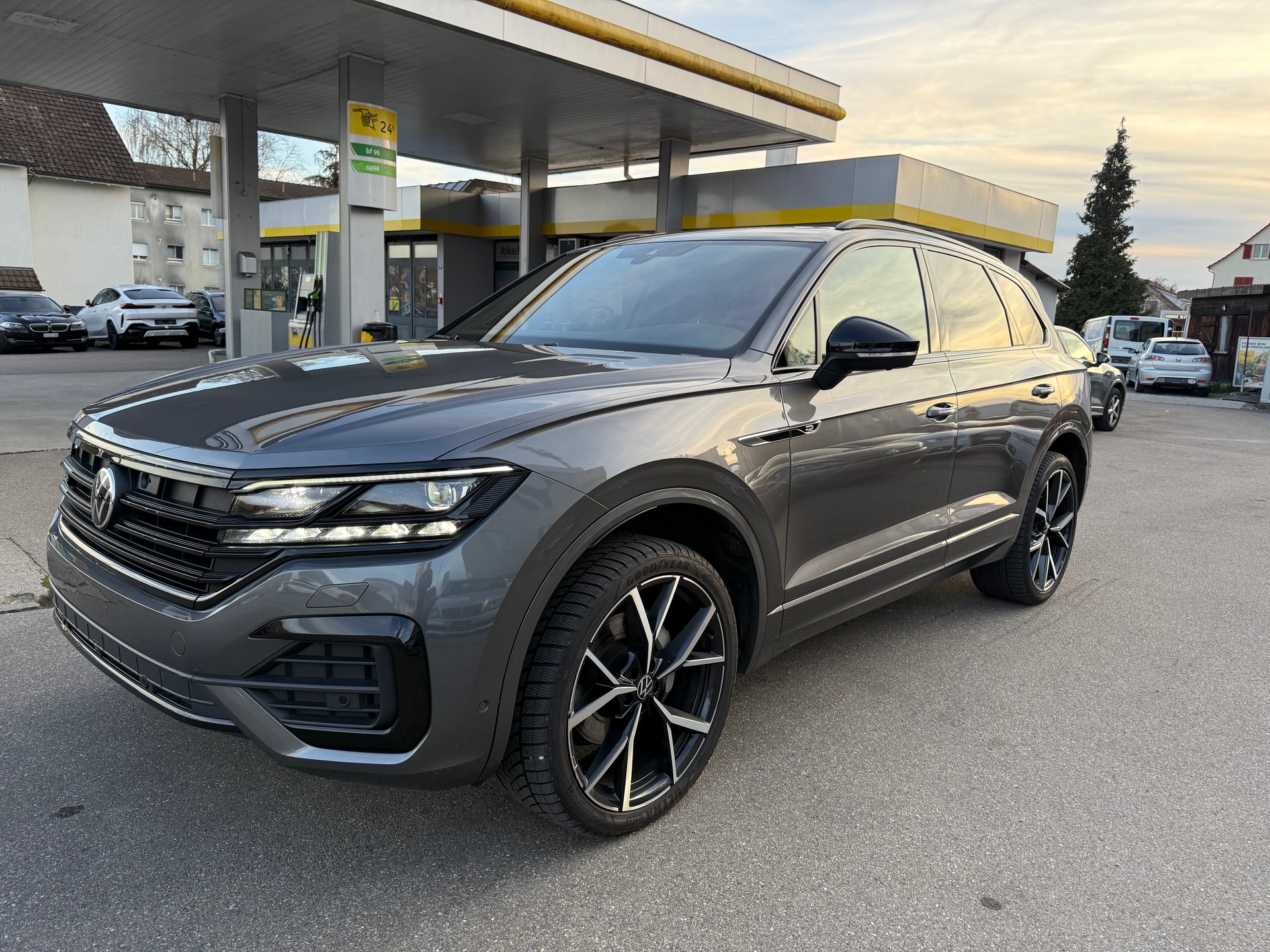 VW Touareg 3.0 TDI R Line Tiptronic-image-1