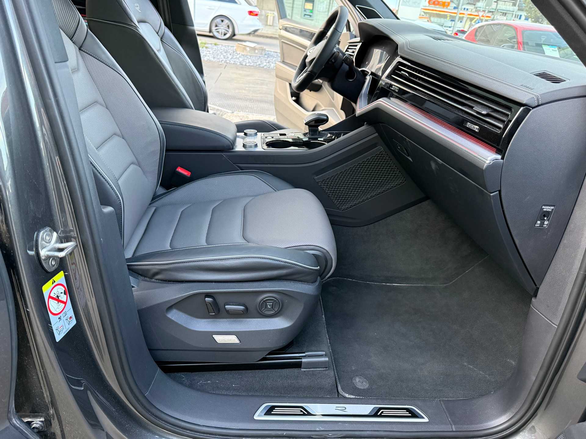 VW Touareg 3.0 TDI R Line Tiptronic-image-9