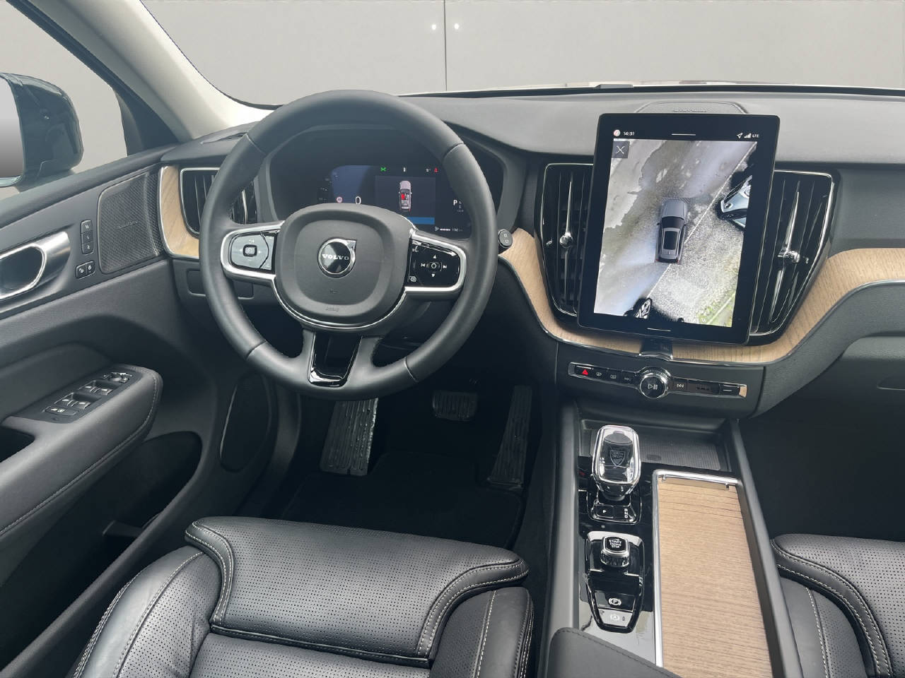 VOLVO XC60 2.0 B5 MH Plus Dark AWD-image-5