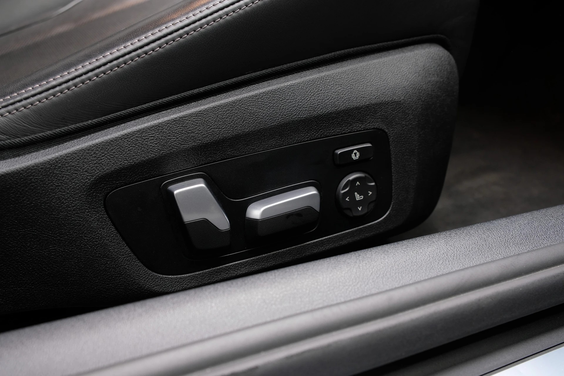 BMW M850i xDrive Steptronic-image-28