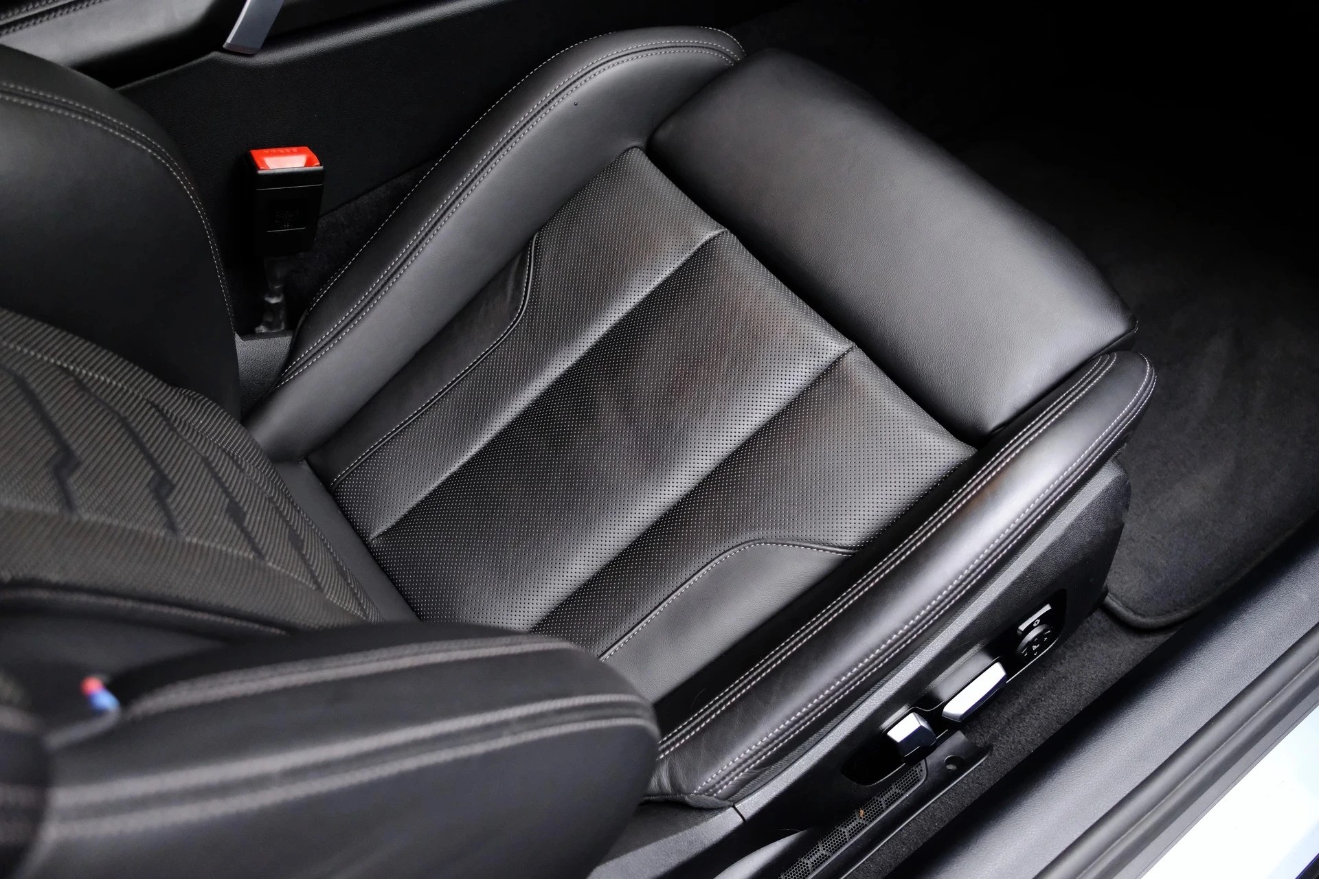 BMW M850i xDrive Steptronic-image-17