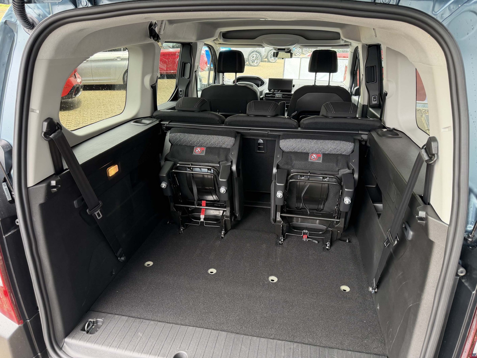 PEUGEOT Rifter Long 1.5 HDi 7-Plätzer Family Edition-image-6