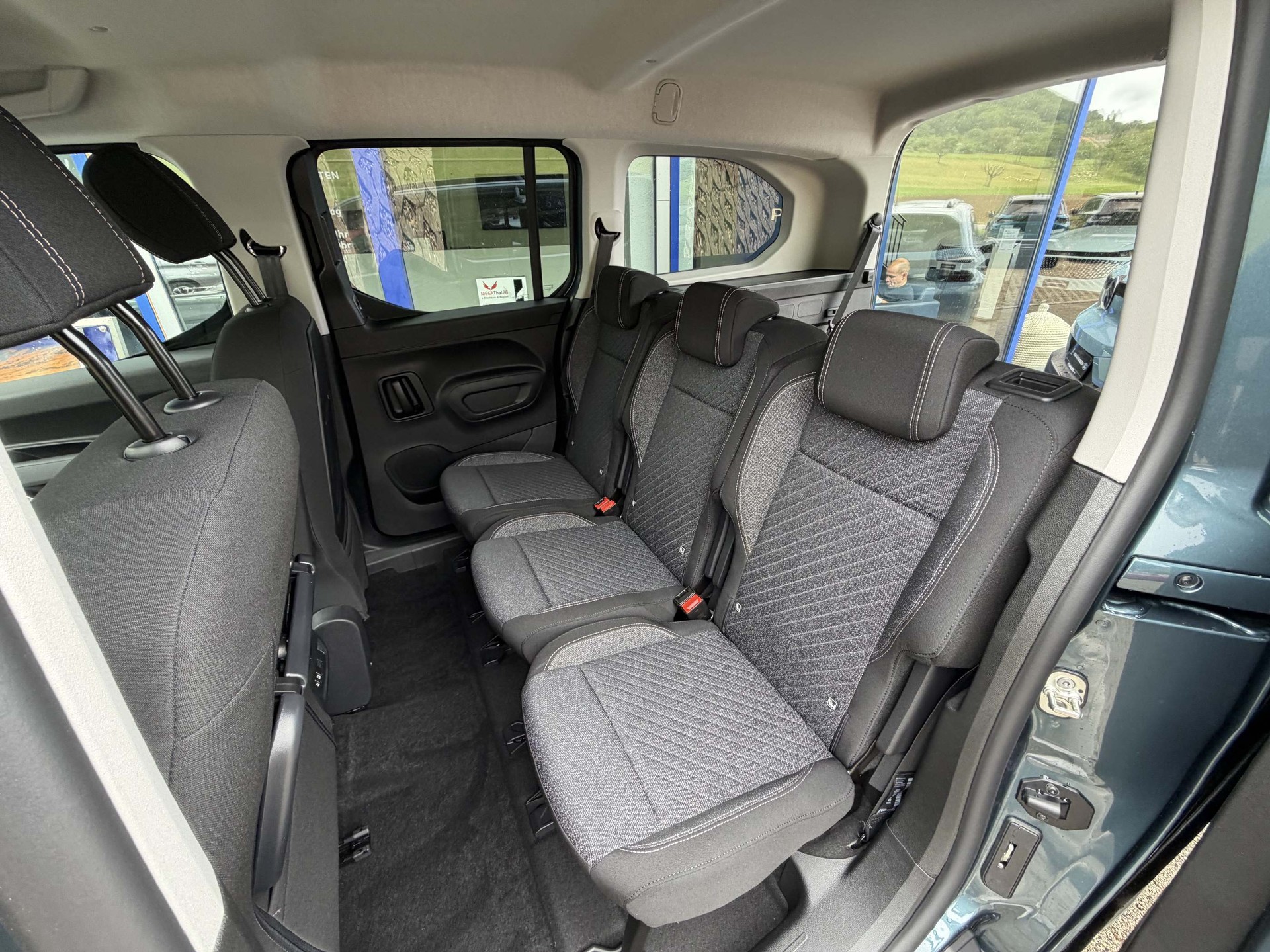 PEUGEOT Rifter Long 1.5 HDi 7-Plätzer Family Edition-image-9
