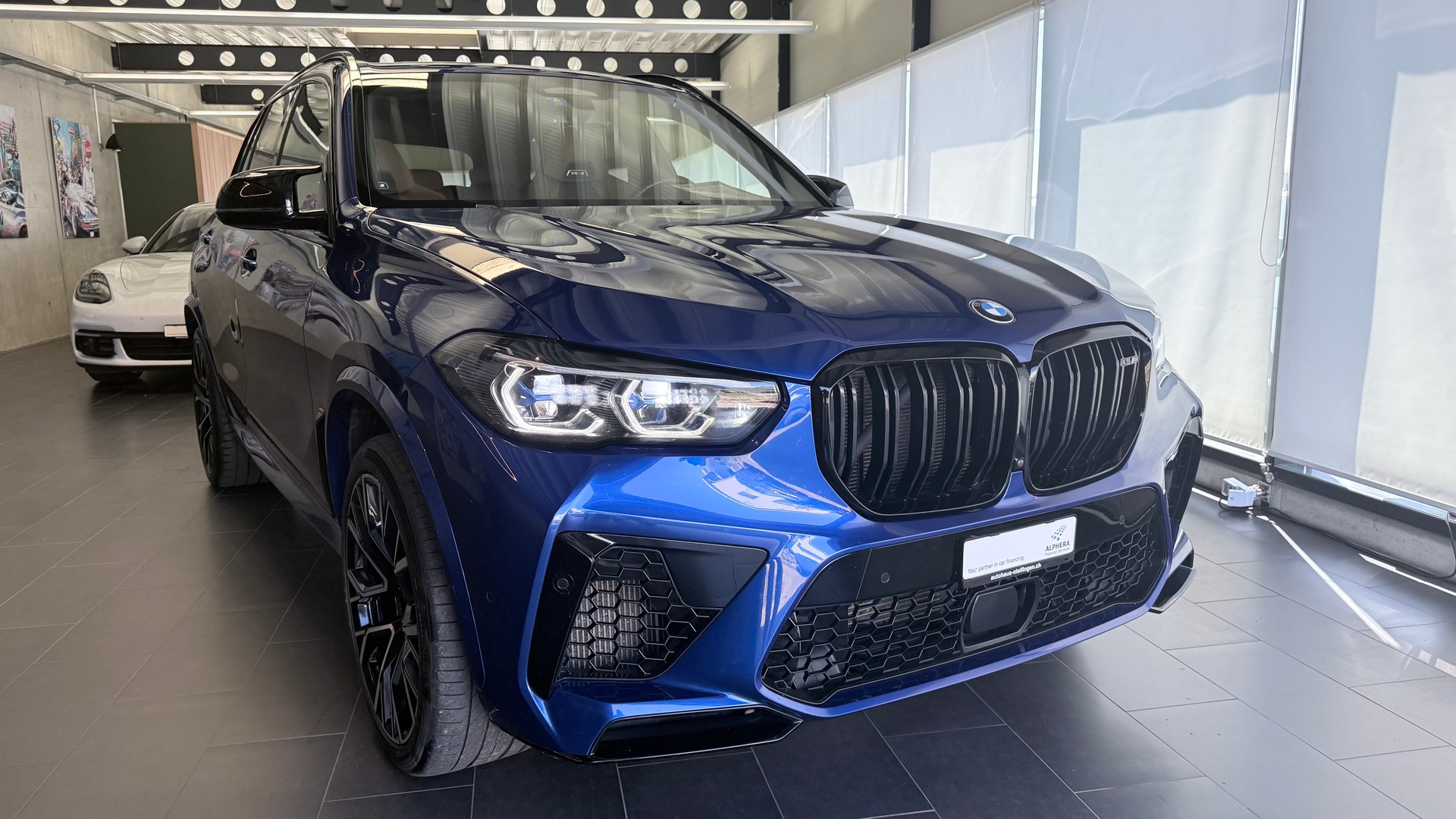 BMW X5 M Competition-showroom-element-2