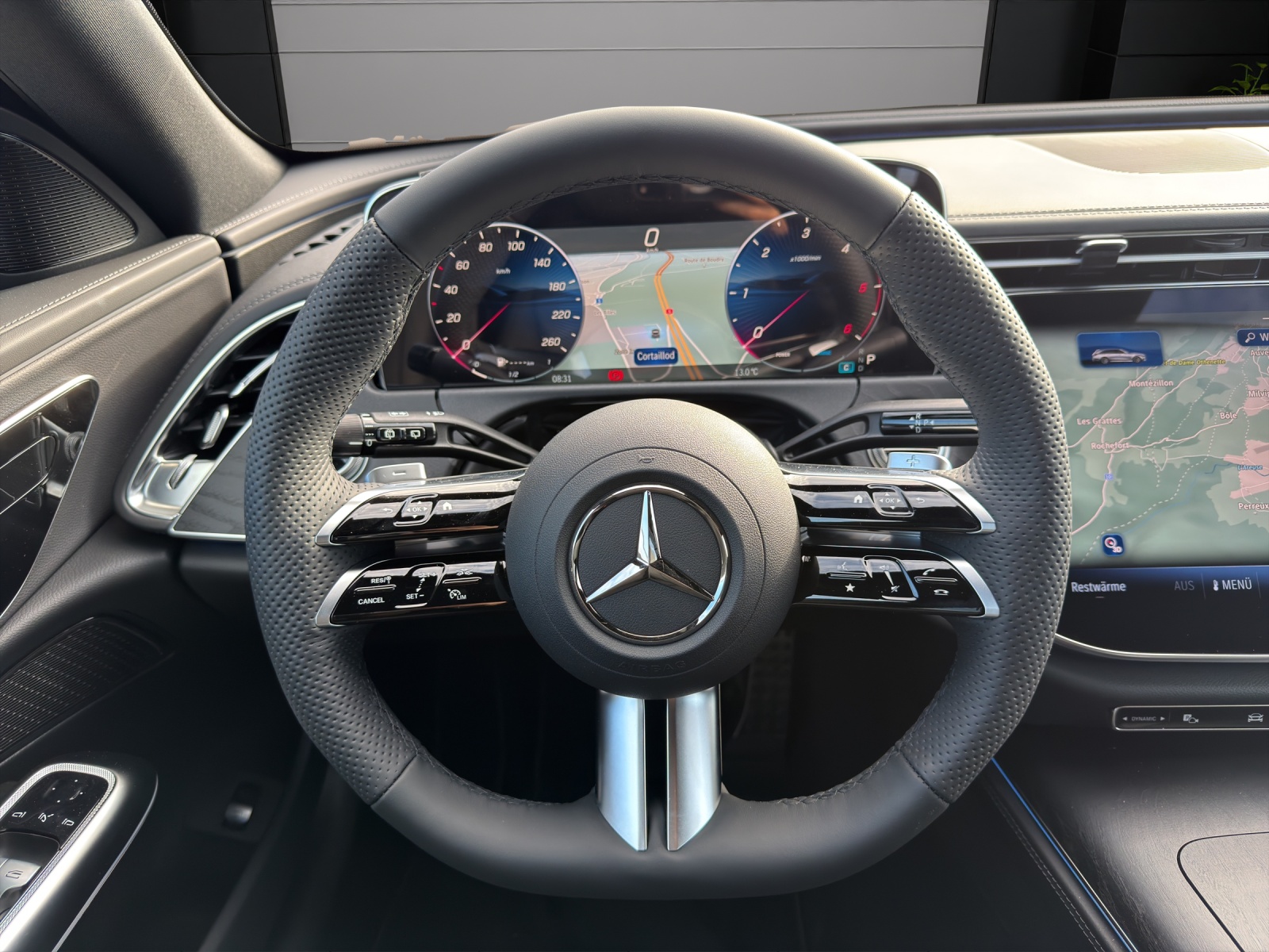 MERCEDES-BENZ E 220 d T 4Matic 9G-Tronic-image-12