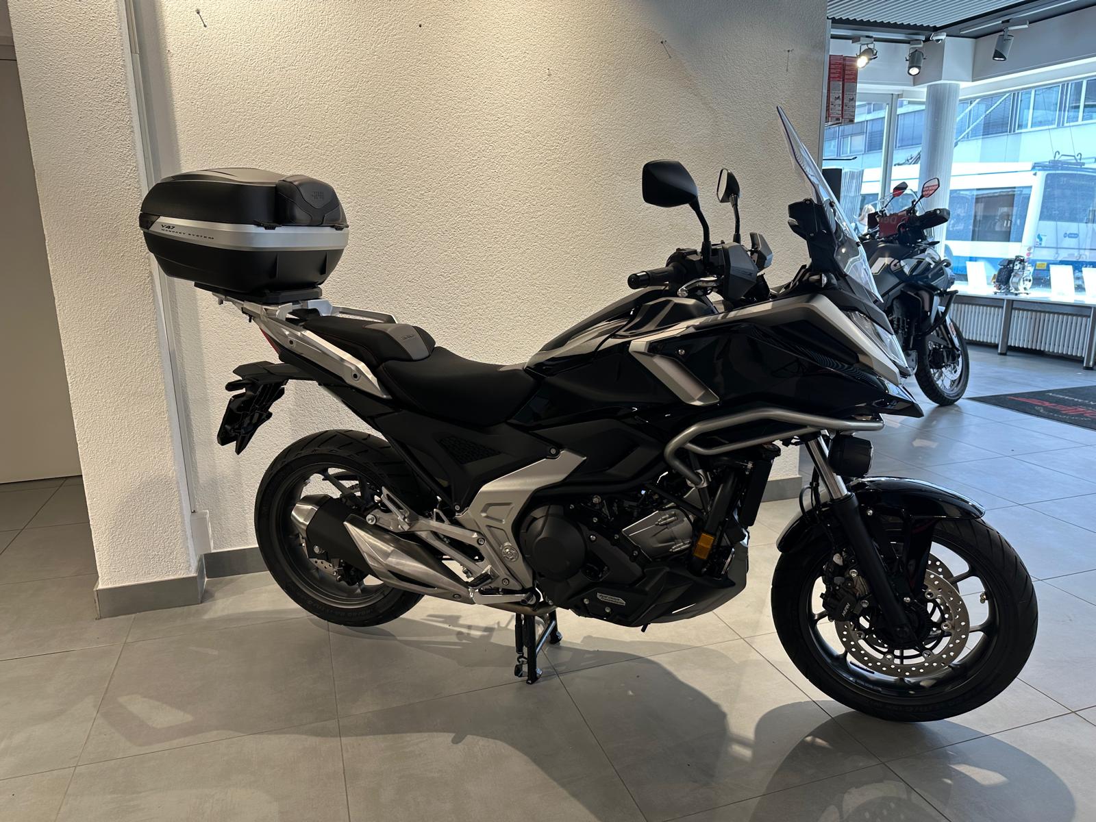 HONDA NC 750 DCT | Occasion | nur 830 km | Div. Zubehör | Top Zustand-image-1