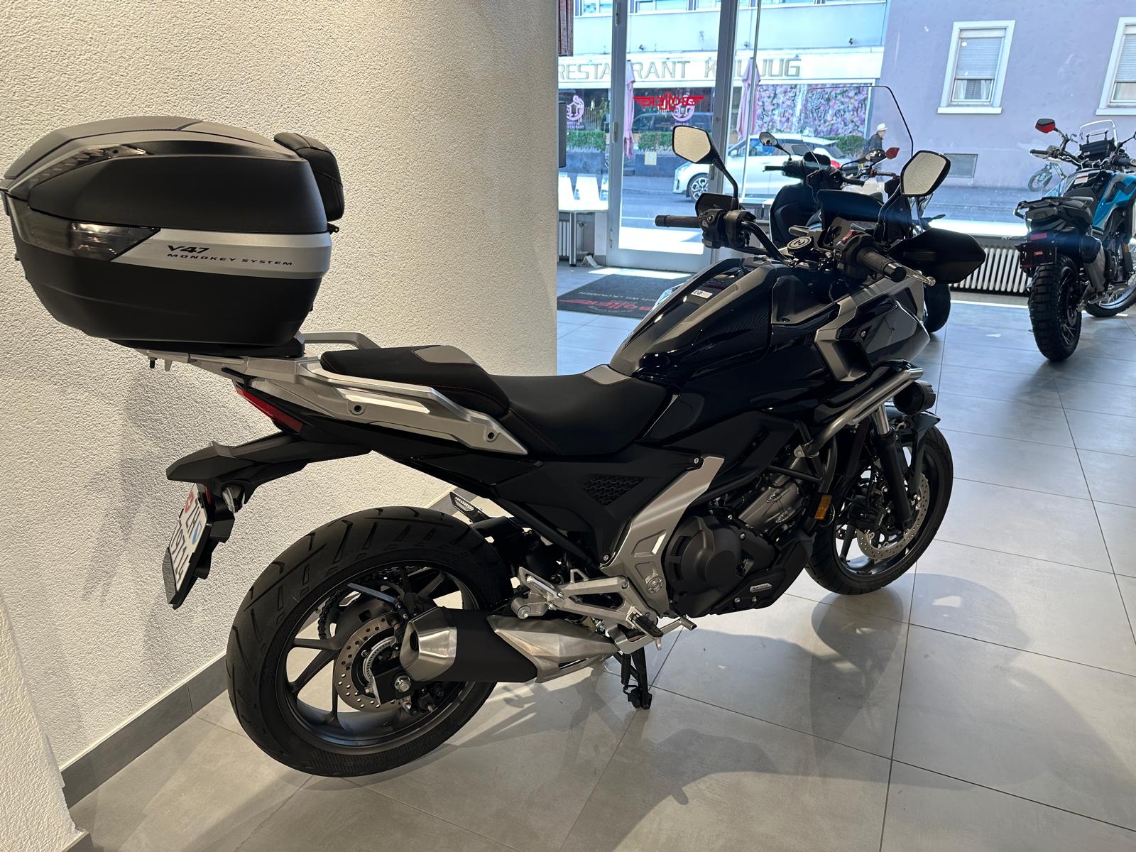 HONDA NC 750 DCT | Occasion | nur 830 km | Div. Zubehör | Top Zustand-image-5
