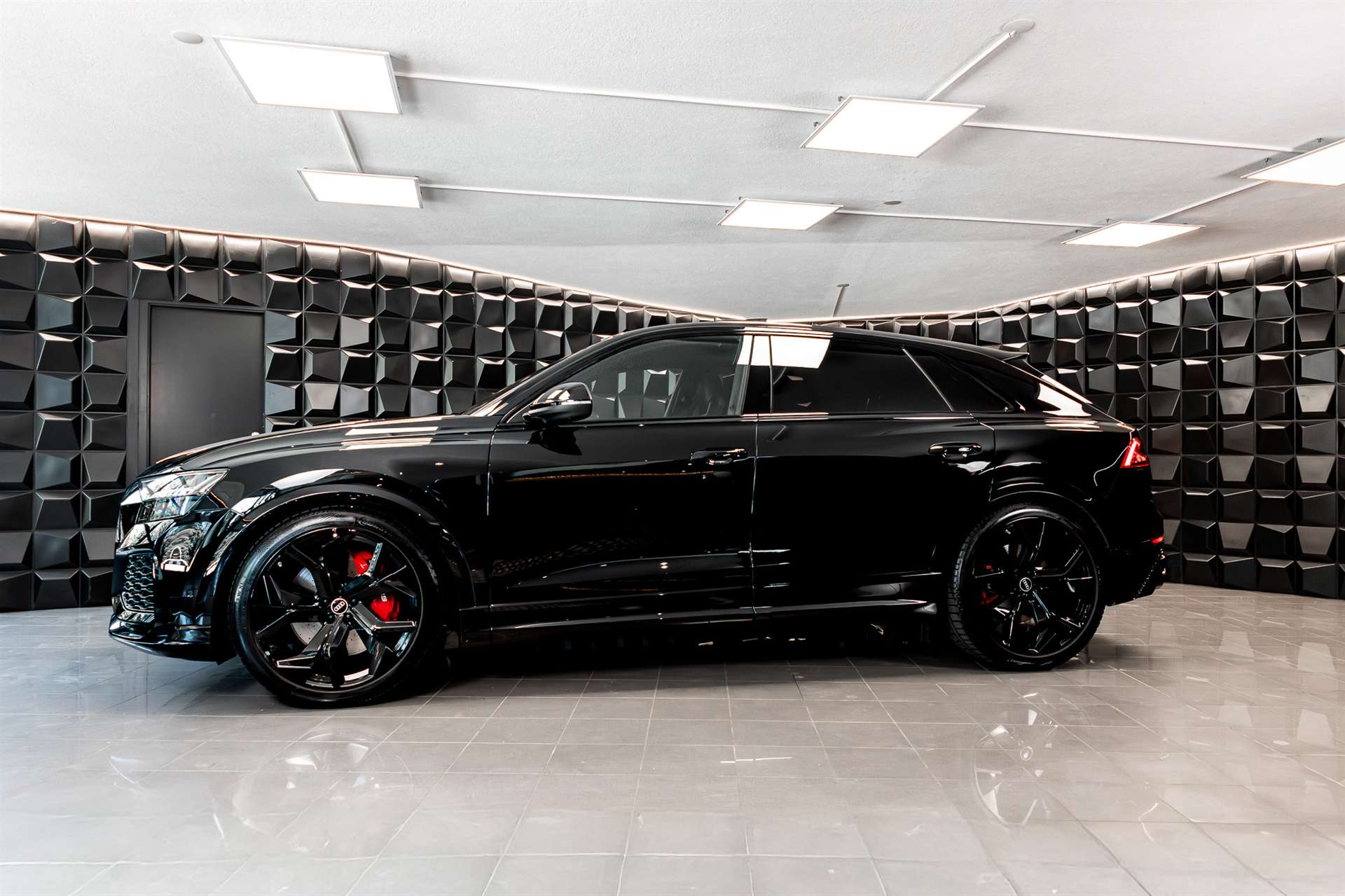 AUDI RSQ8 quattro tiptronic-showroom-element-1