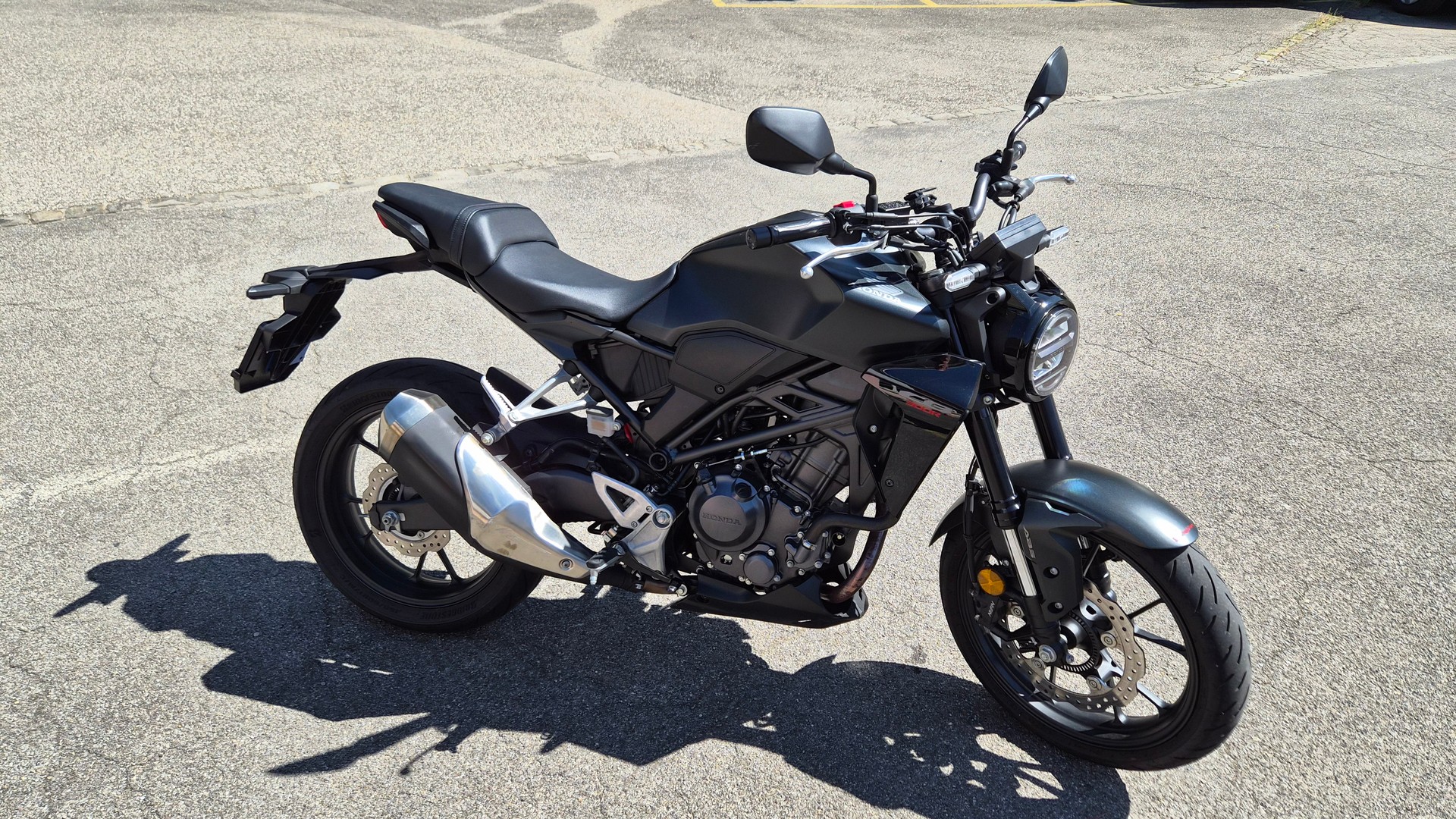 HONDA CB 300 R-image-0