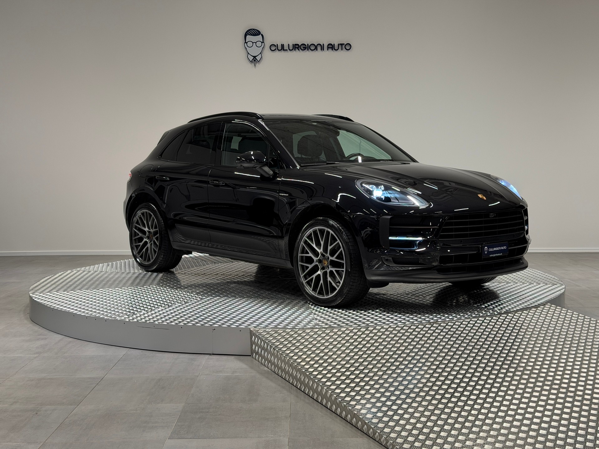 PORSCHE Macan PDK-showroom-element-2