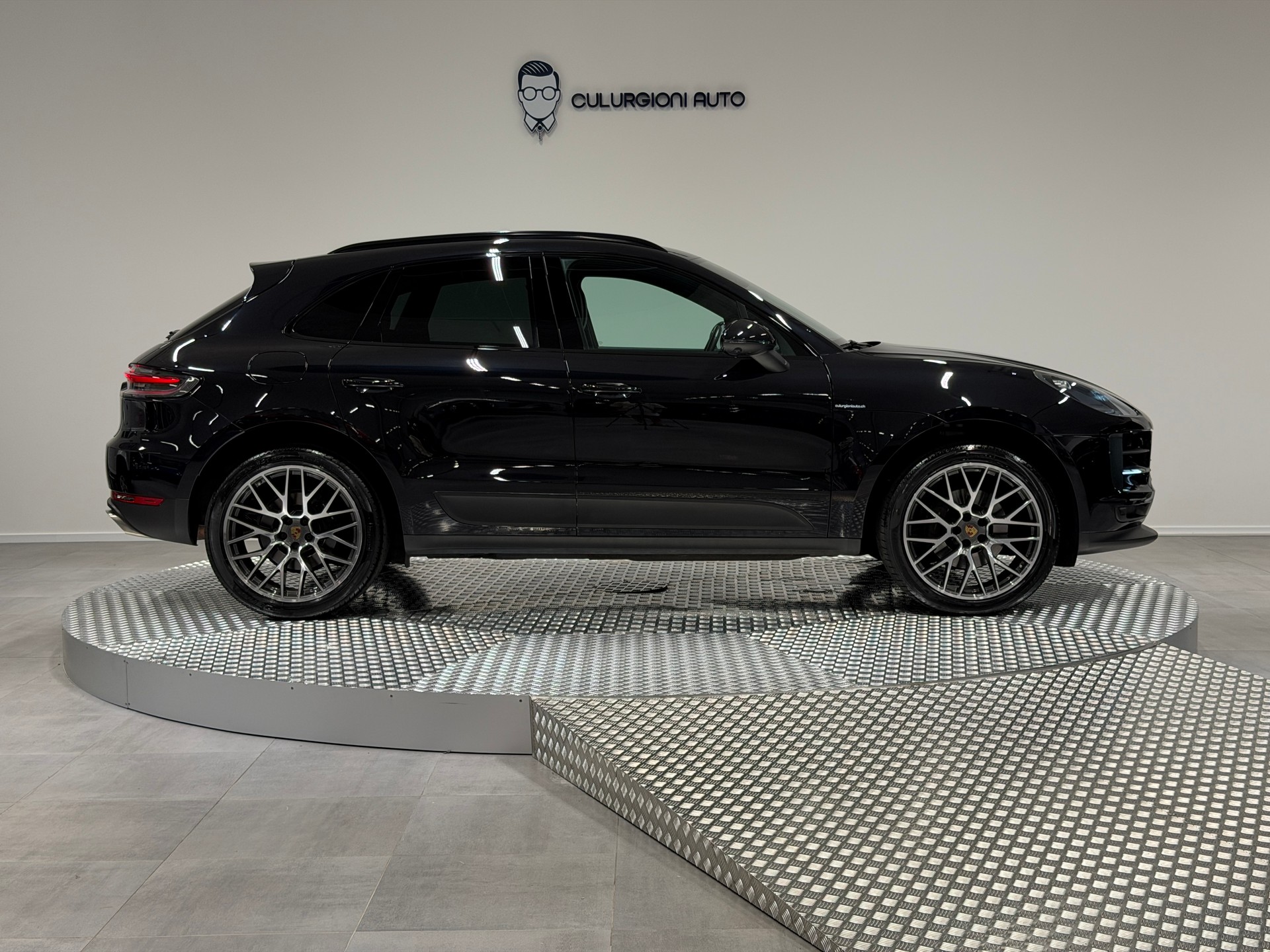 PORSCHE Macan PDK-showroom-element-3