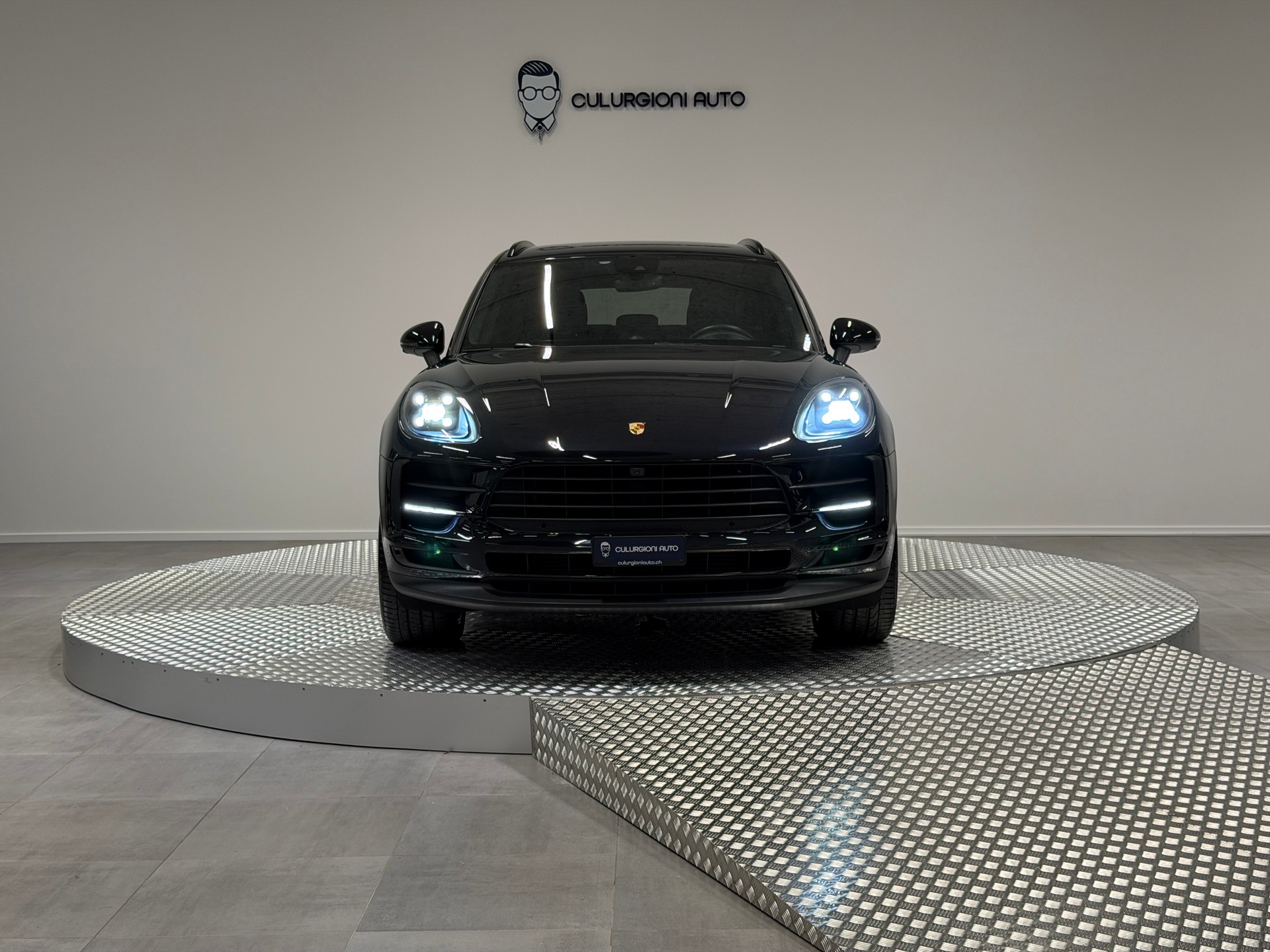 PORSCHE Macan PDK-showroom-element-1