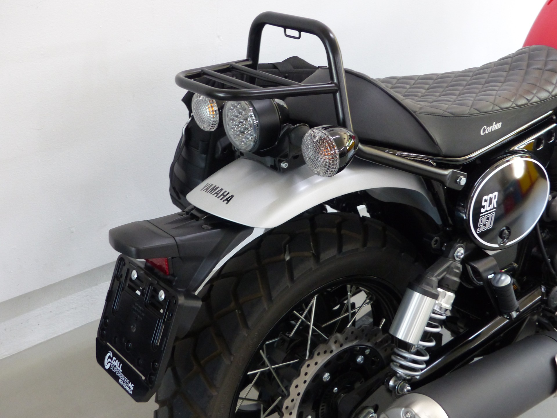 YAMAHA SCR 950 ABS mit Zubehör-showroom-element-1