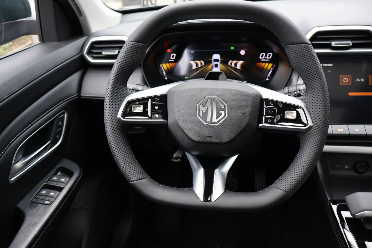 MG ZS 1.5 Hybrid+ Luxury-image-11