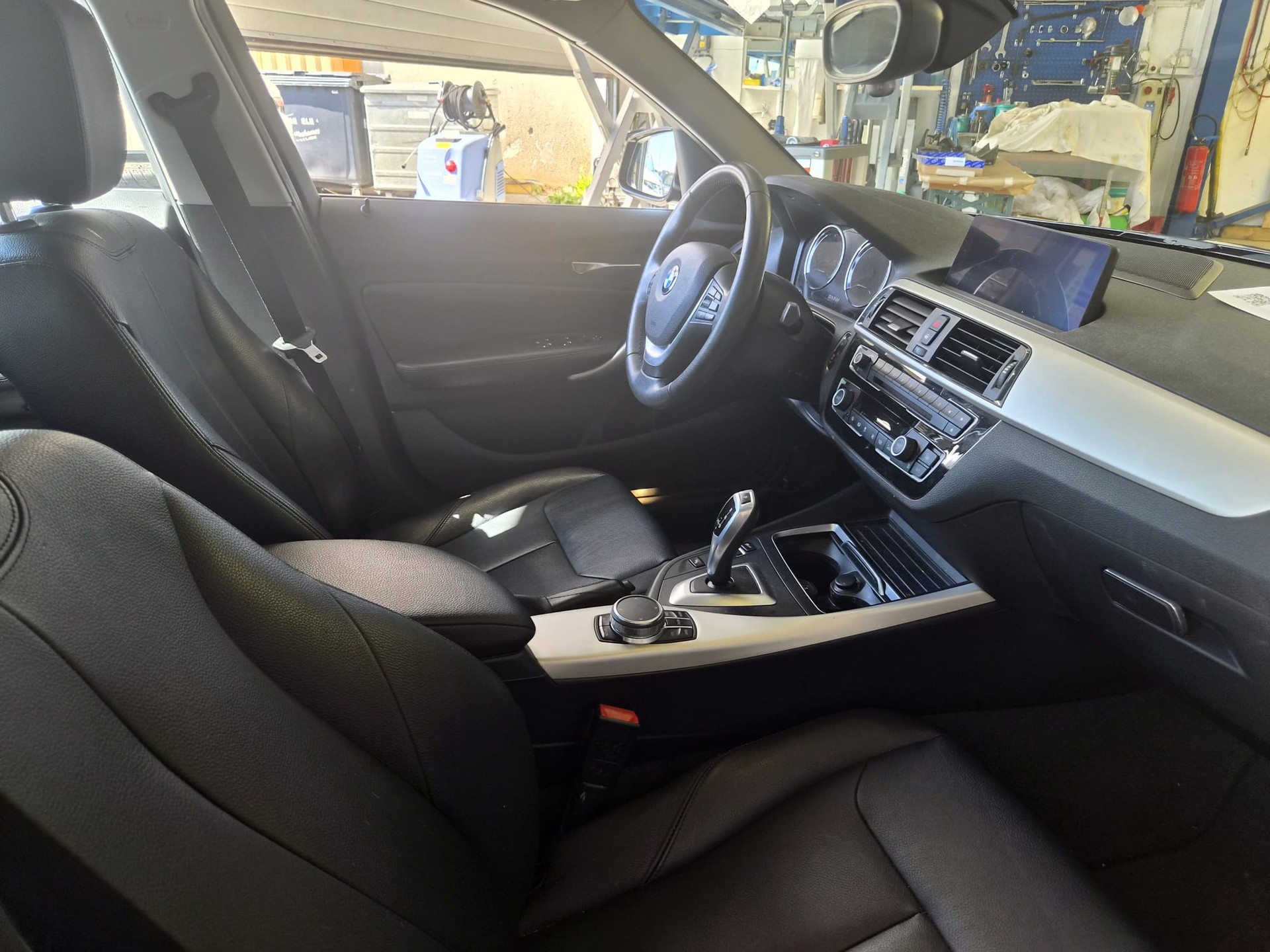 BMW 118i Essential Edition Steptronic-showroom-element-1
