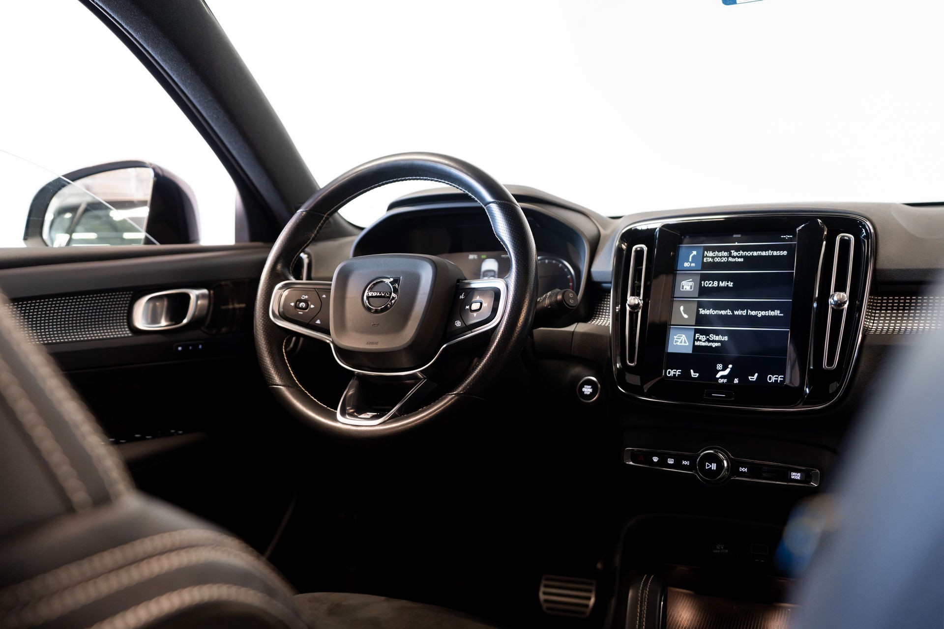 VOLVO XC40 T5 AWD R-DESIGN | ALLRAD | AUTOMATIK | ANHÄNGERKUPPLUNG | 360° KAMERA | PANORAMADACH | STANDHEIZUNG-image-12