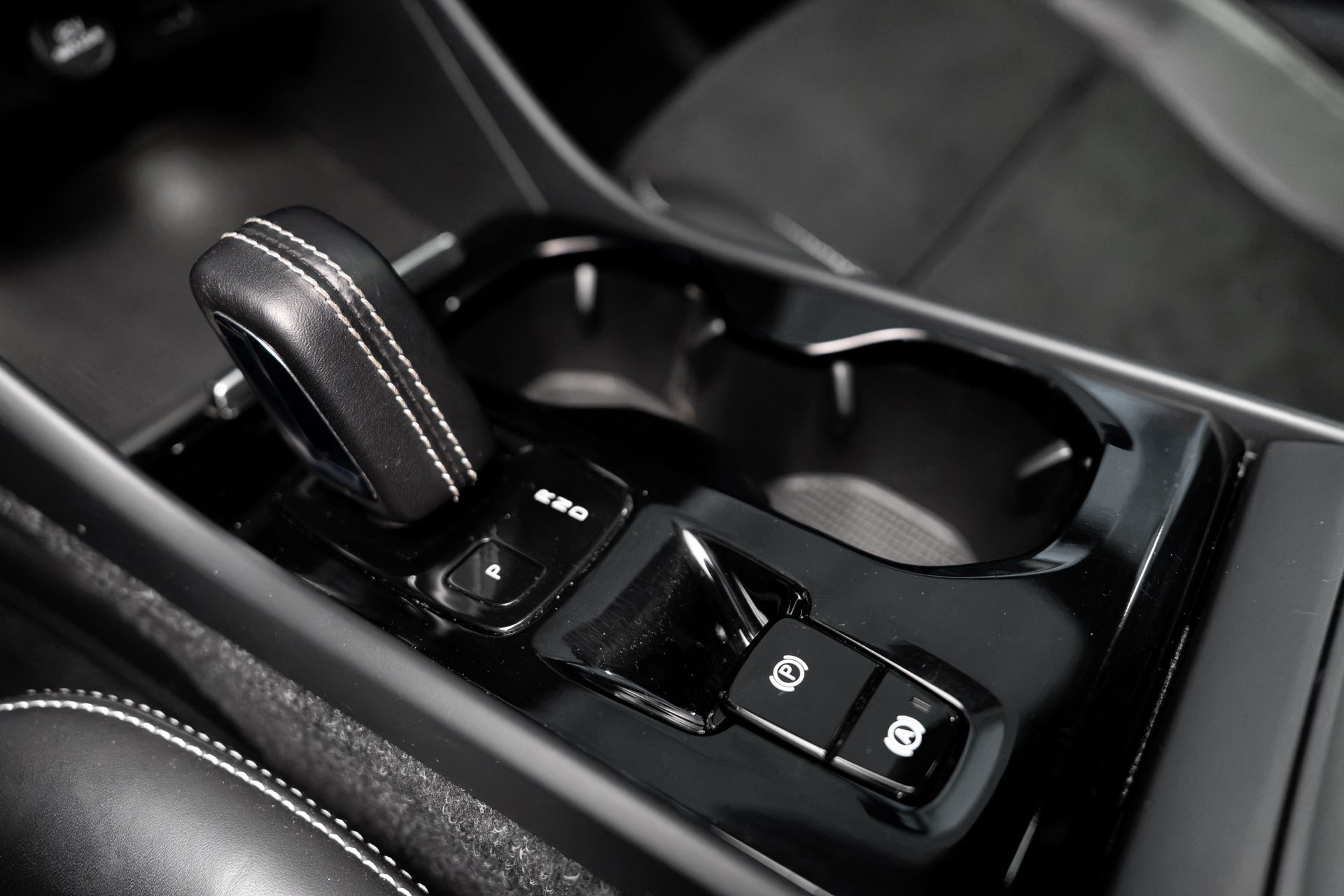 VOLVO XC40 T5 AWD R-DESIGN | ALLRAD | AUTOMATIK | ANHÄNGERKUPPLUNG | 360° KAMERA | PANORAMADACH | STANDHEIZUNG-image-9