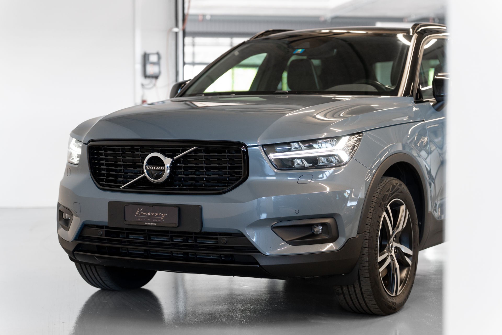 VOLVO XC40 T5 AWD R-DESIGN | ALLRAD | AUTOMATIK | ANHÄNGERKUPPLUNG | 360° KAMERA | PANORAMADACH | STANDHEIZUNG-image-16