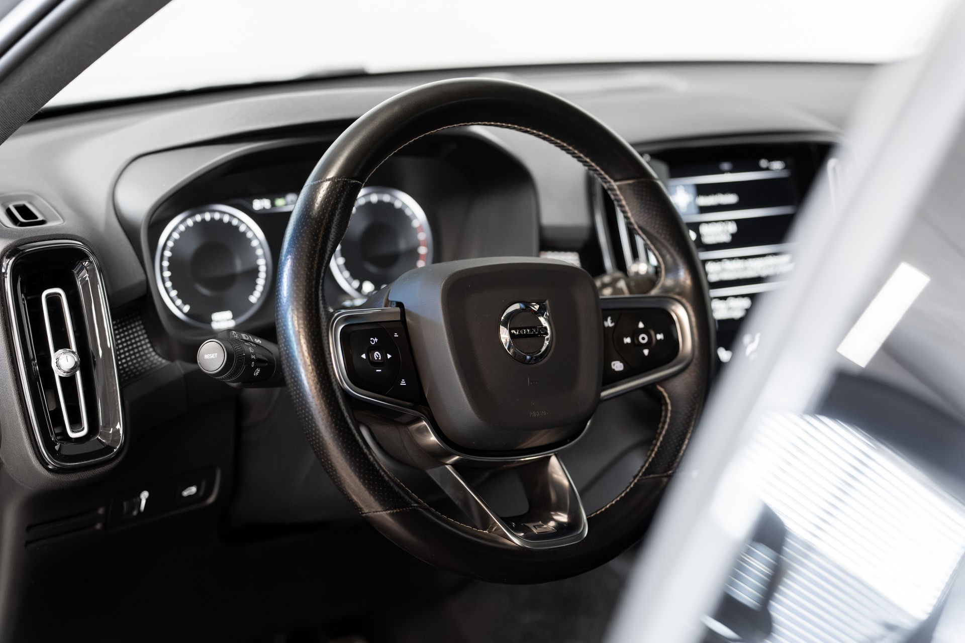 VOLVO XC40 T5 AWD R-DESIGN | ALLRAD | AUTOMATIK | ANHÄNGERKUPPLUNG | 360° KAMERA | PANORAMADACH | STANDHEIZUNG-image-8