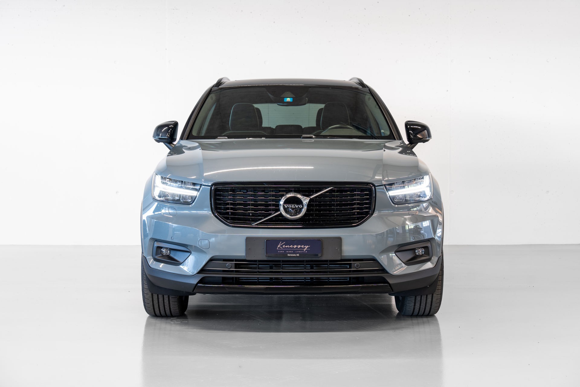 VOLVO XC40 T5 AWD R-DESIGN | ALLRAD | AUTOMATIK | ANHÄNGERKUPPLUNG | 360° KAMERA | PANORAMADACH | STANDHEIZUNG-image-4
