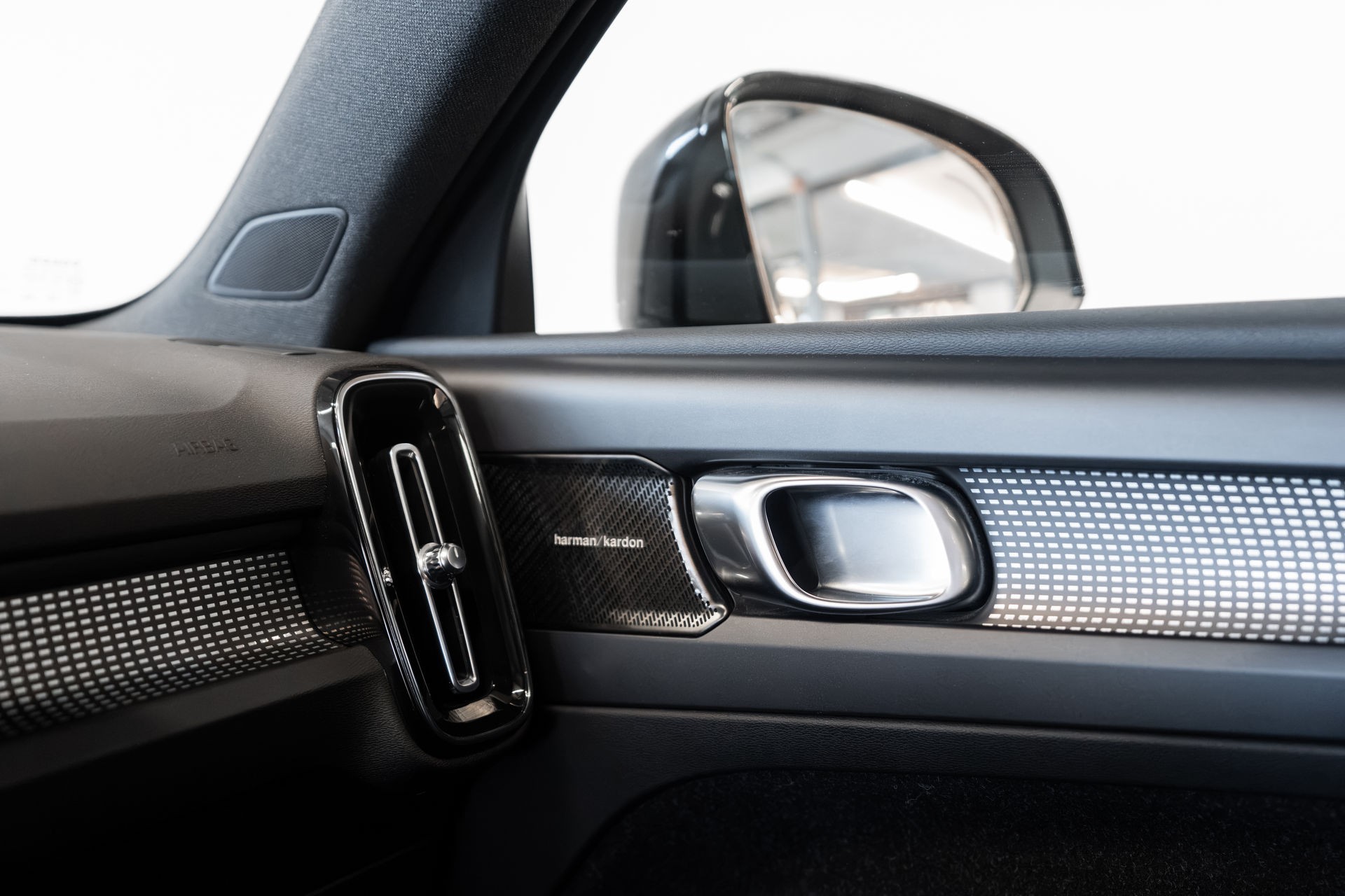VOLVO XC40 T5 AWD R-DESIGN | ALLRAD | AUTOMATIK | ANHÄNGERKUPPLUNG | 360° KAMERA | PANORAMADACH | STANDHEIZUNG-image-14