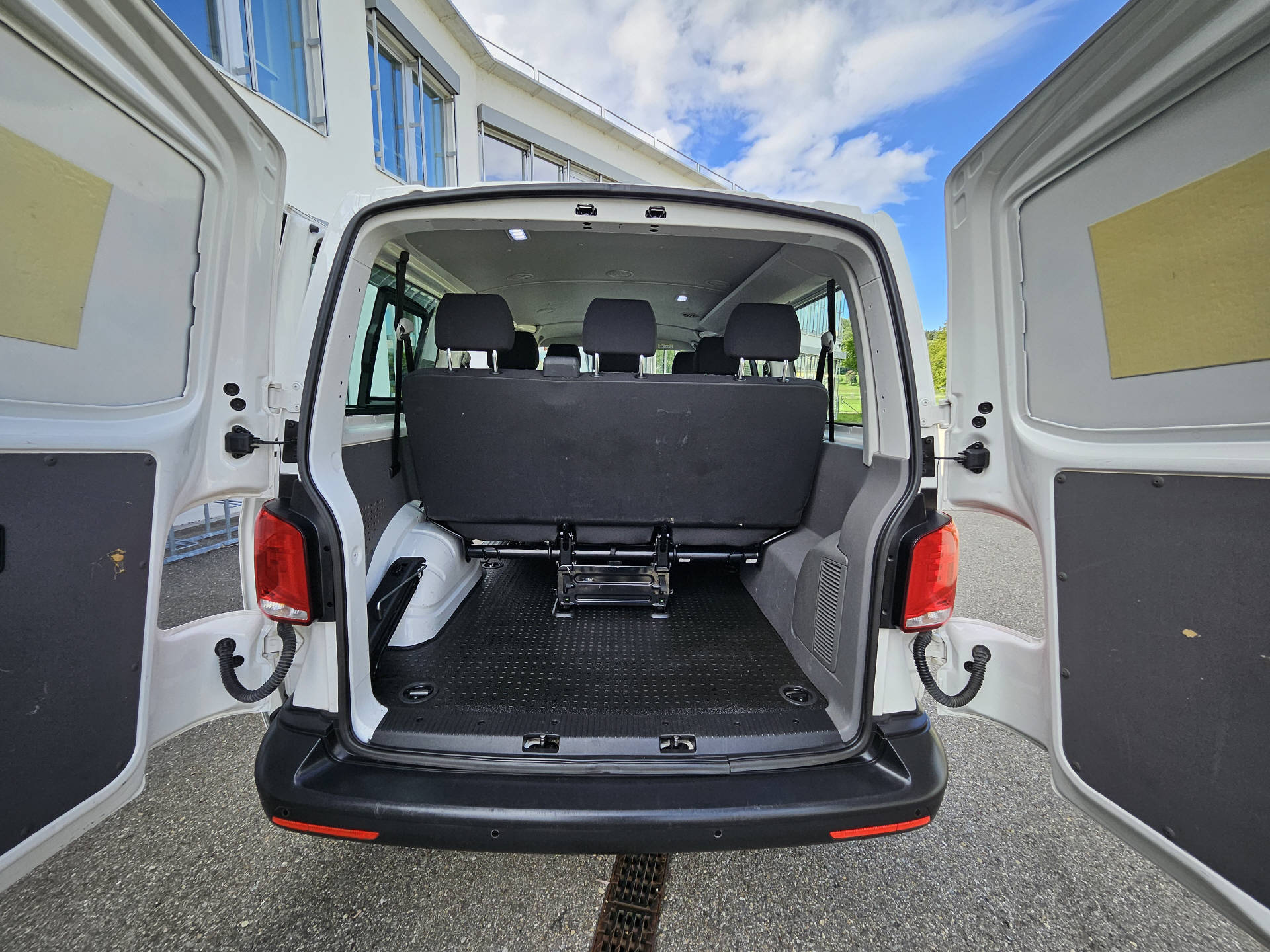 VW T6.1 Kombi 3000 2.0 TDI 150 * Klima * Tempomat * Schiebetüre rechts + links * 9- Plätzer *-image-12