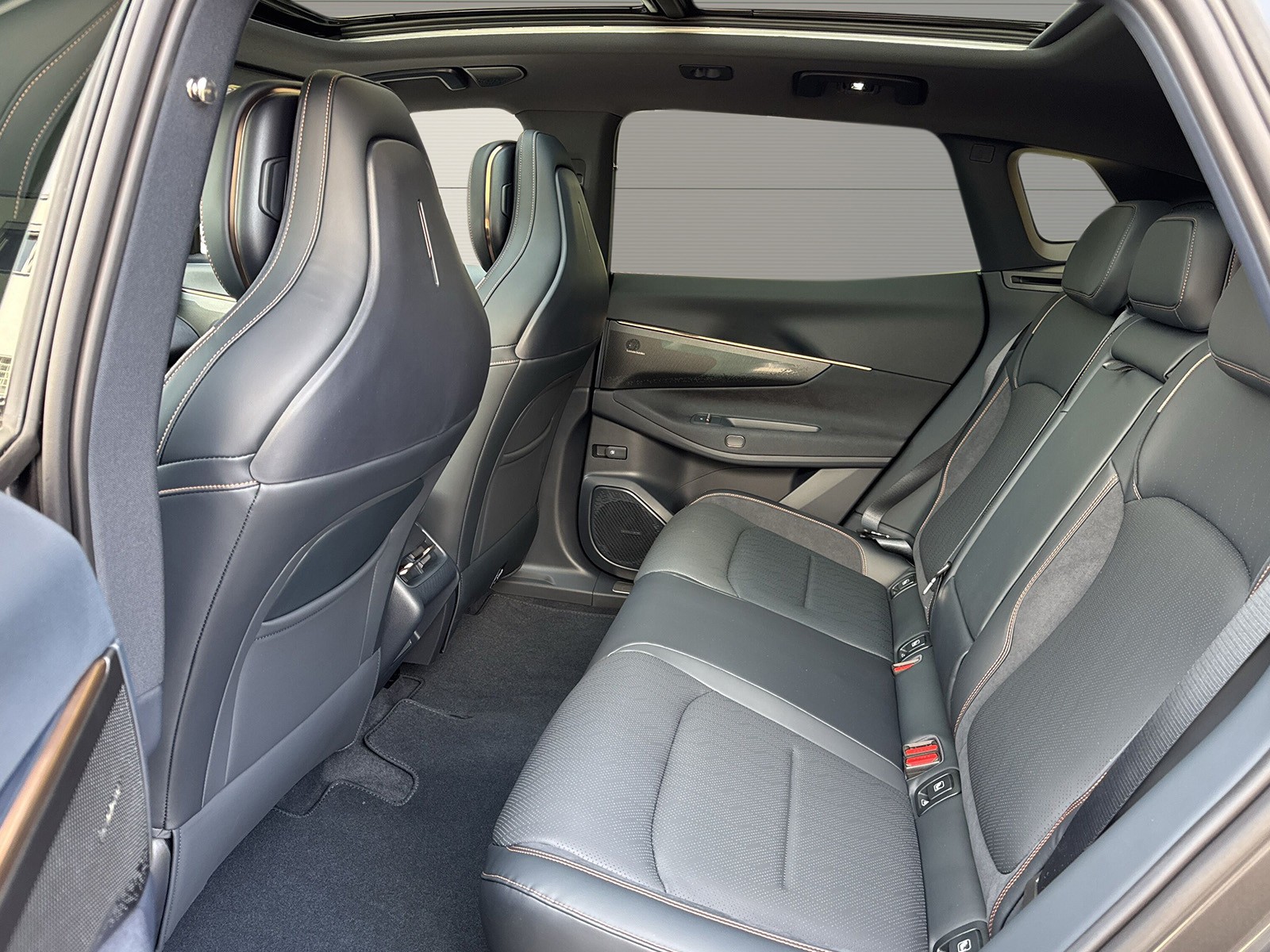 LYNK & CO 08 1.5 PHEV More-image-10