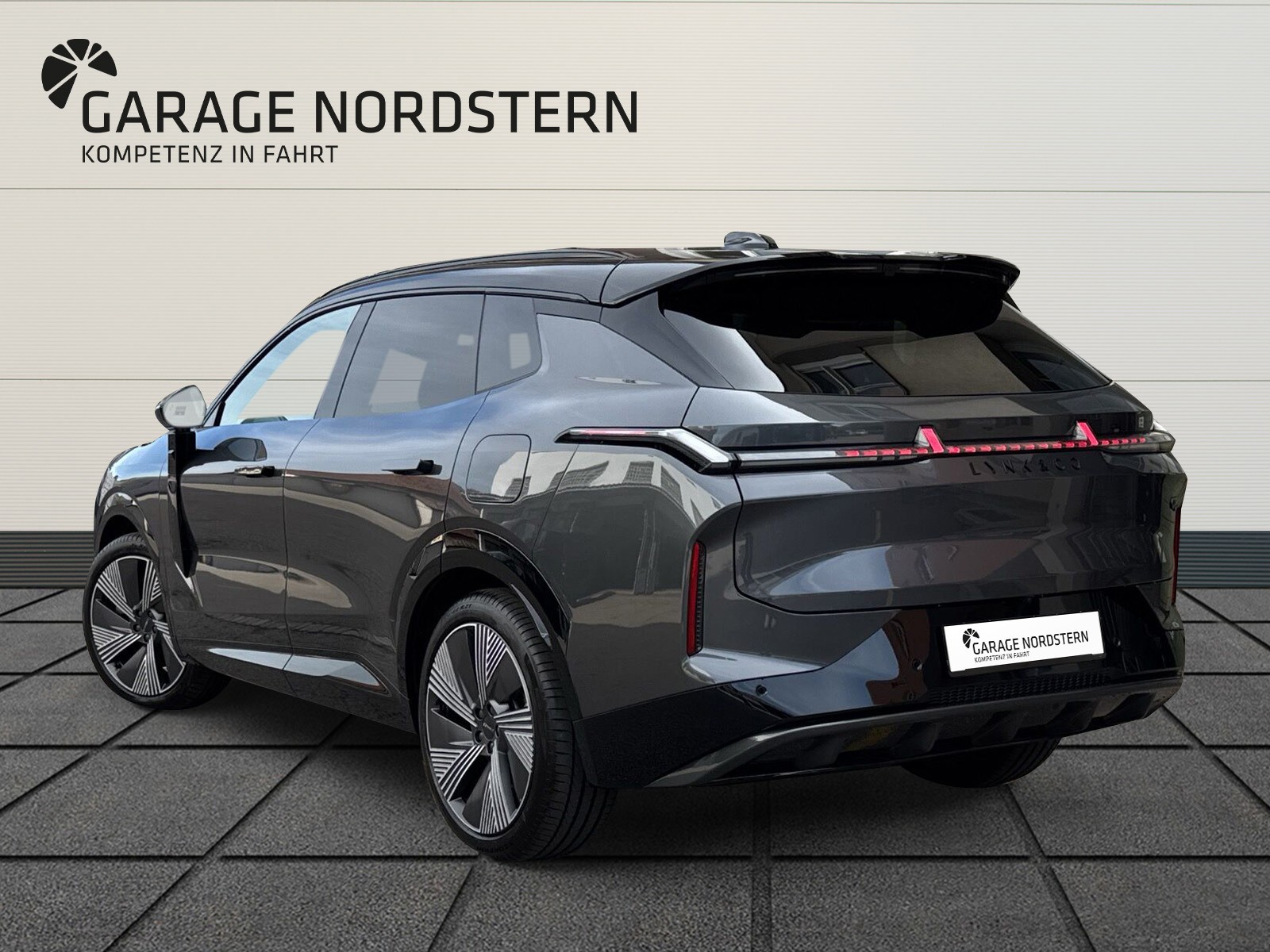 LYNK & CO 08 1.5 PHEV More-showroom-element-2