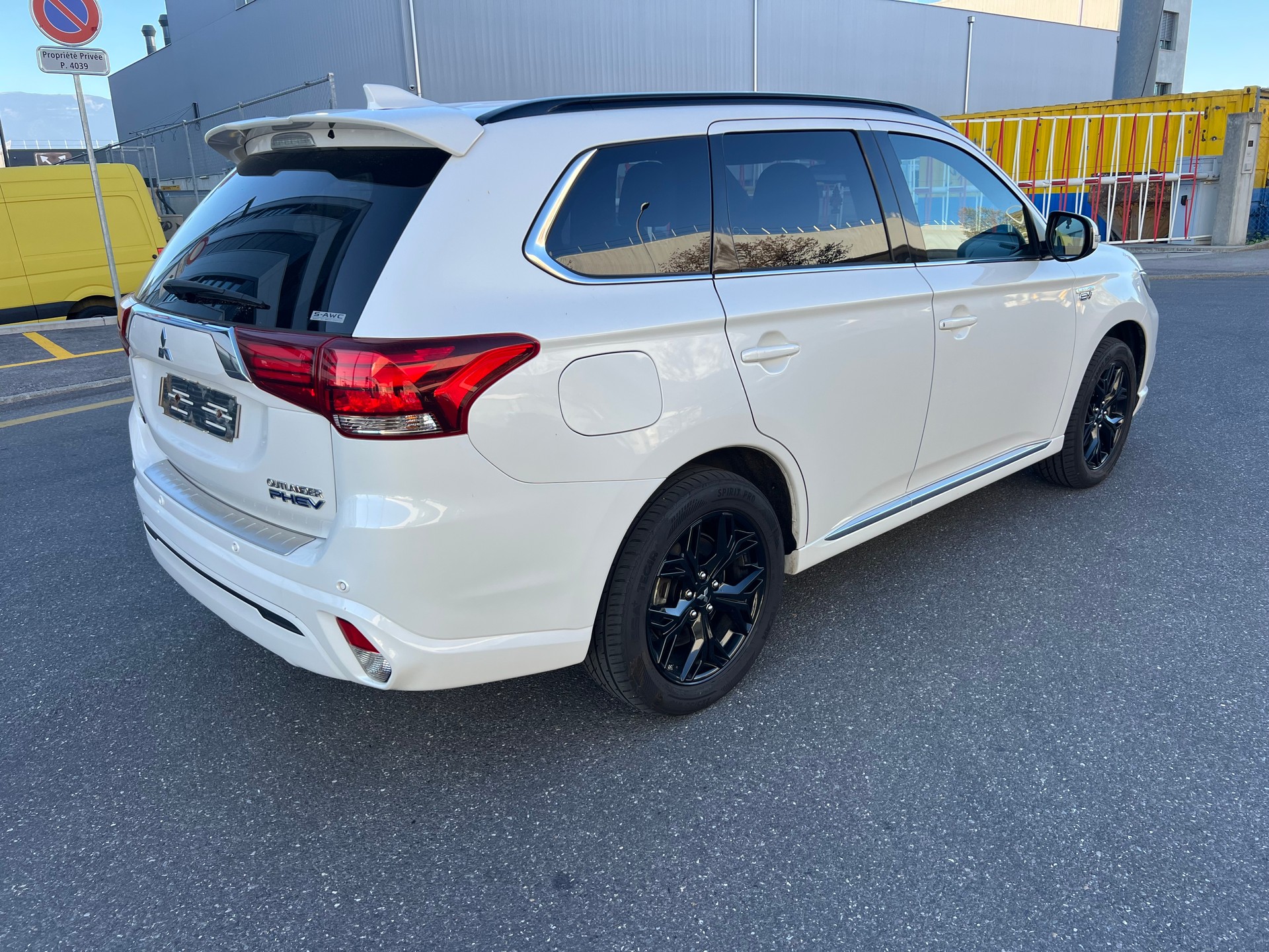 MITSUBISHI Outlander 2.4 PHEV Diamond S-Edition 4WD Automatic-image-4