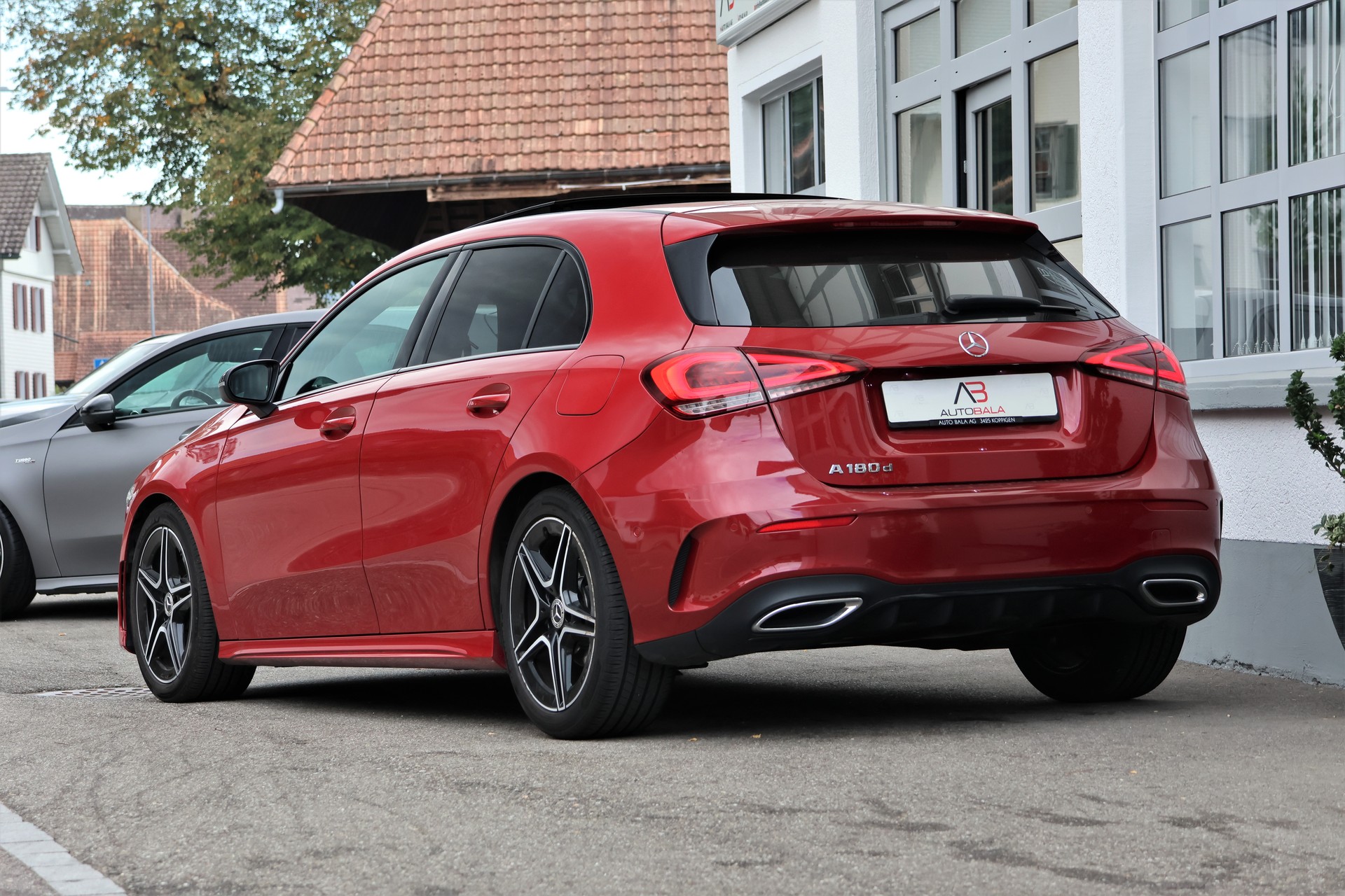 MERCEDES-BENZ A 180 d AMG Line 8G-DCT (CH) *Manufaktur Rosso Patagoni*-showroom-element-2