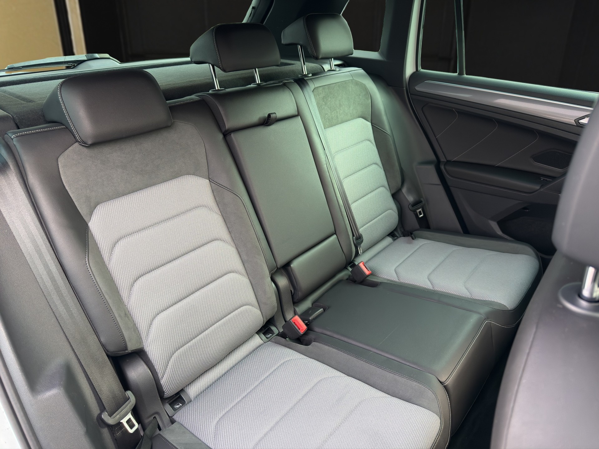 VW Tiguan R-Line 2.0TSI Highline 4Motion DSG-image-12