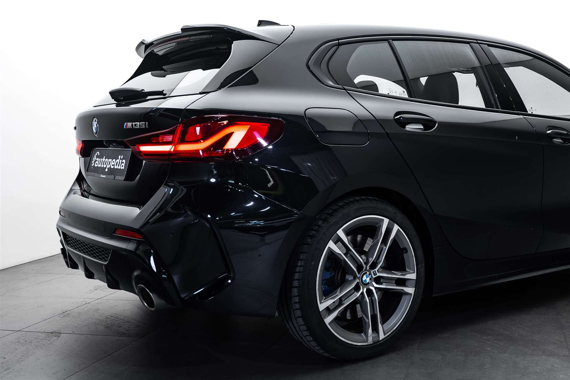 BMW M135i xDrive Steptronic 306PS-showroom-element-3