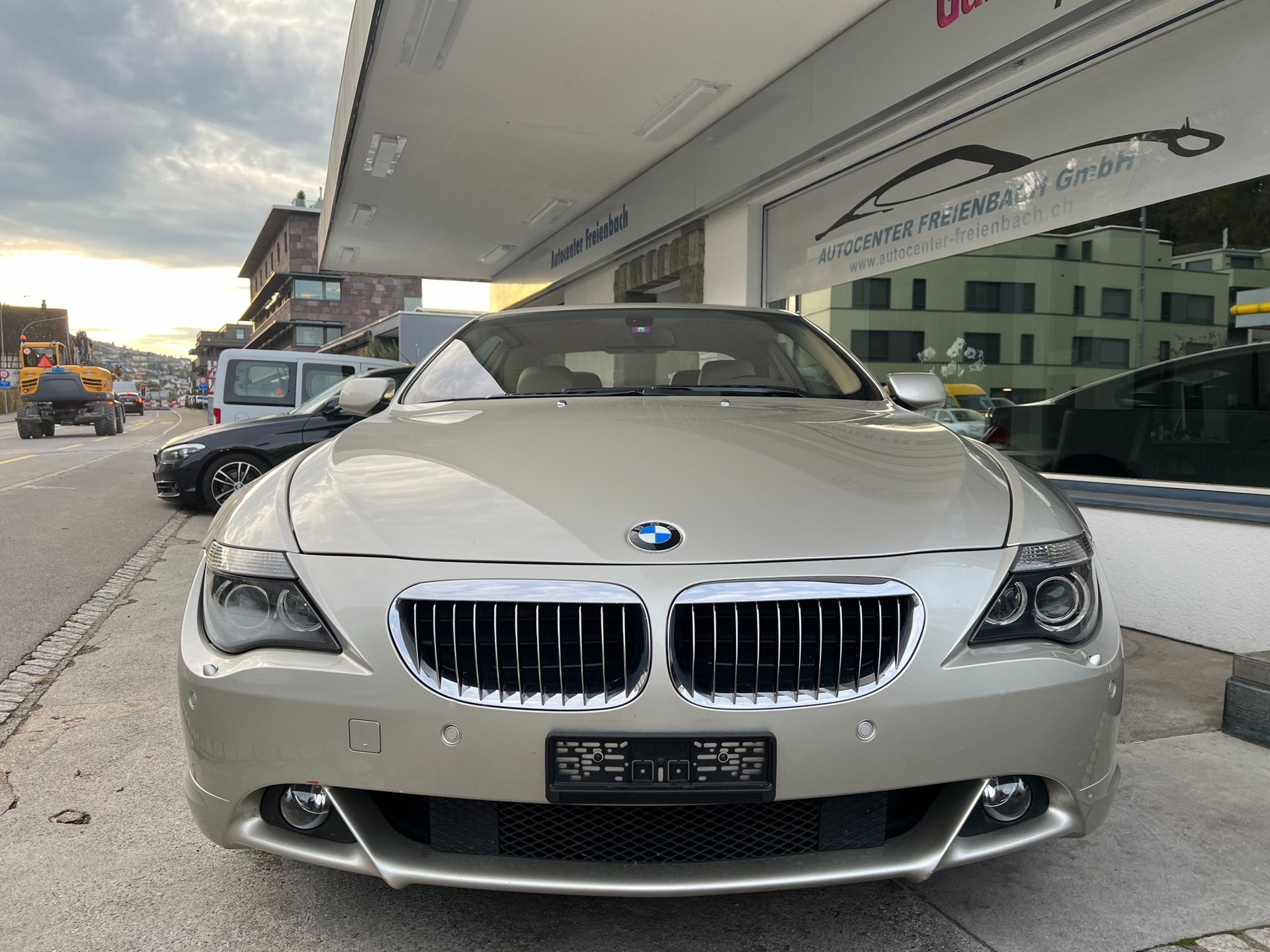 BMW 645i-showroom-element-1