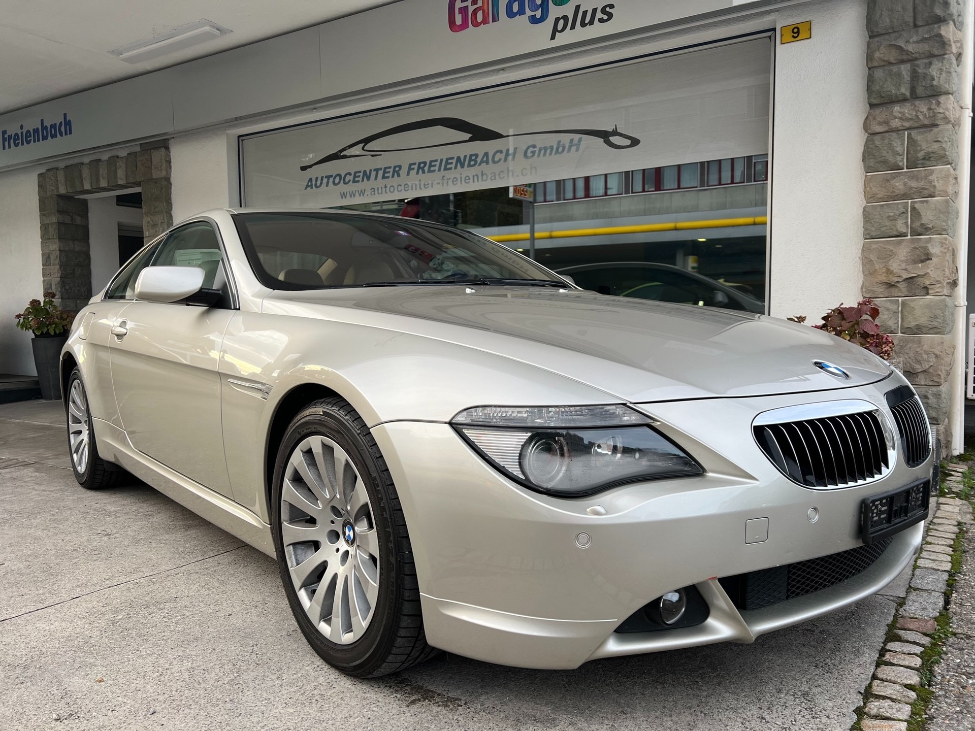 BMW 645i-showroom-element-2