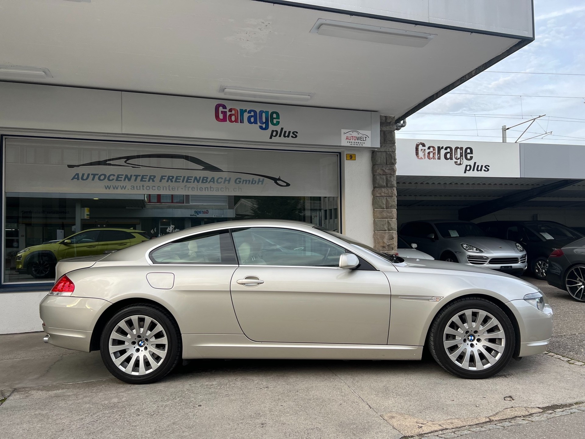 BMW 645i-showroom-element-3