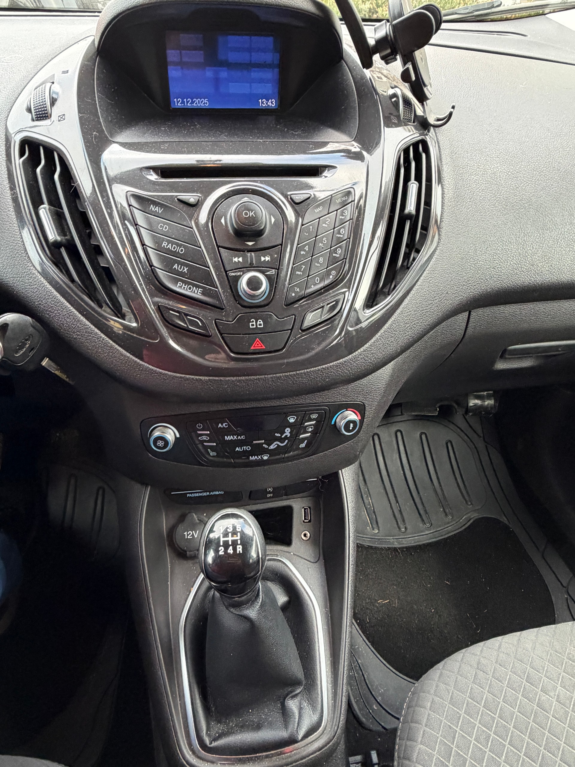 FORD Tourneo Courier 1.0 SCTi Titanium-image-8