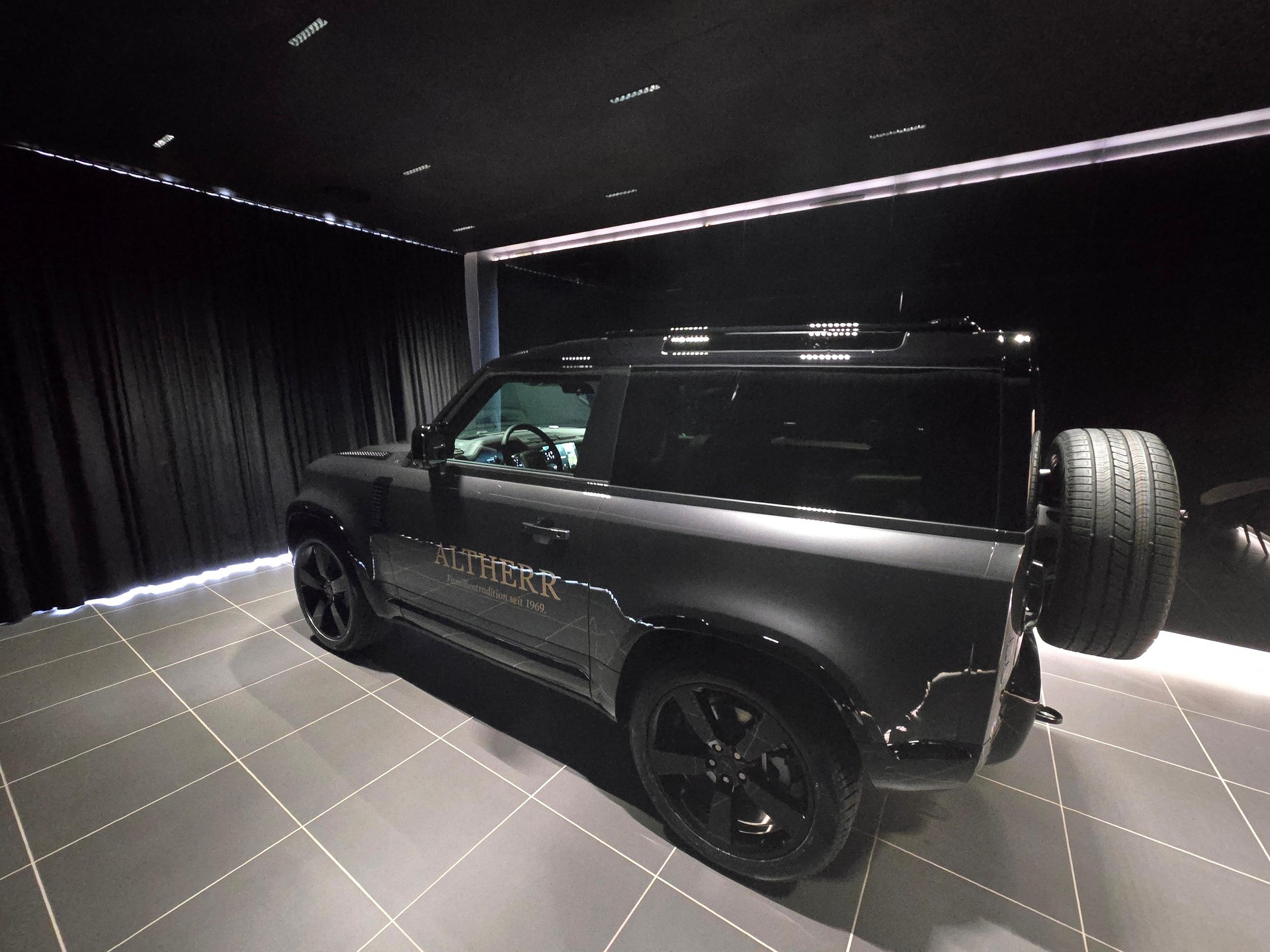 LAND ROVER Defender 90 3.0 D I6 350 X-Dynamic HSE-showroom-element-1