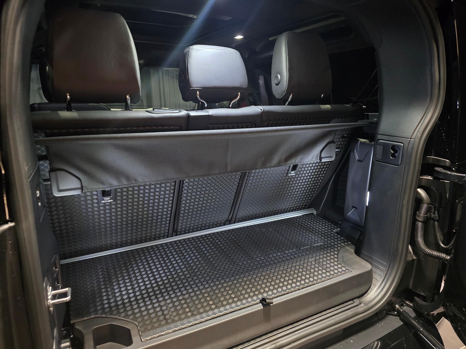 LAND ROVER Defender 90 3.0 D I6 350 X-Dynamic HSE-showroom-element-3