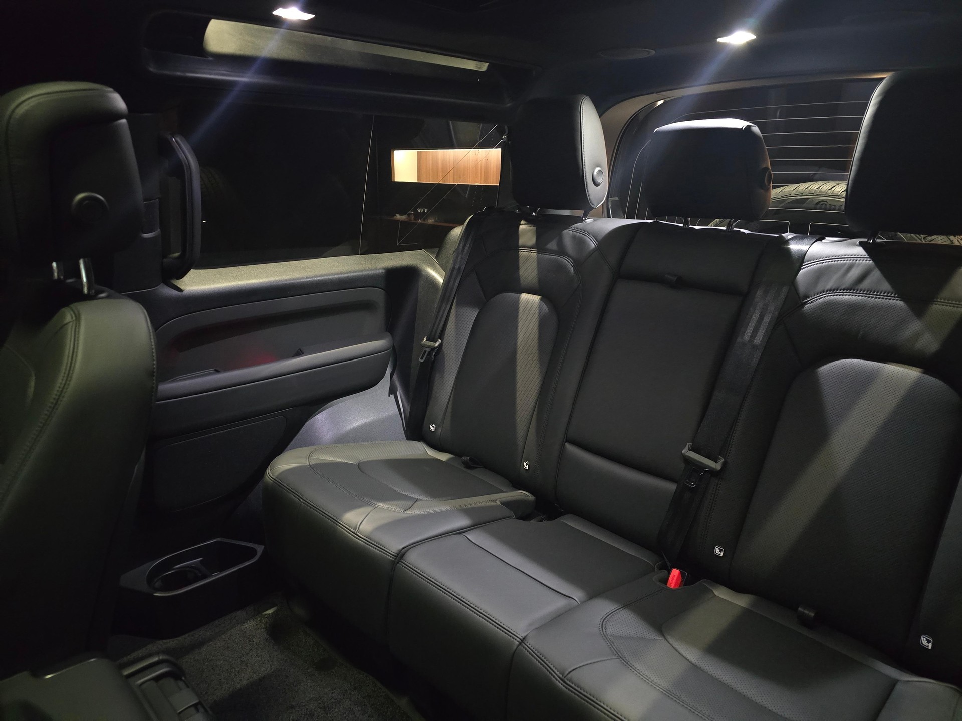 LAND ROVER Defender 90 3.0 D I6 350 X-Dynamic HSE-image-4