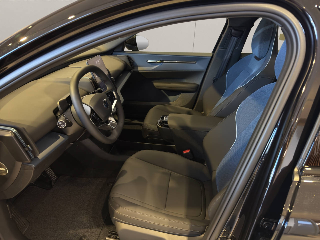 VOLVO EX 30 E60 Twin Ultra Performance Sw. Black Ed. AWD-showroom-element-3