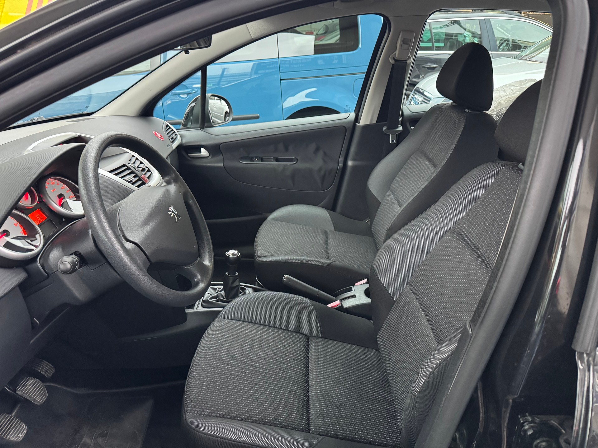 PEUGEOT 207 1.4 16V Allure-image-4