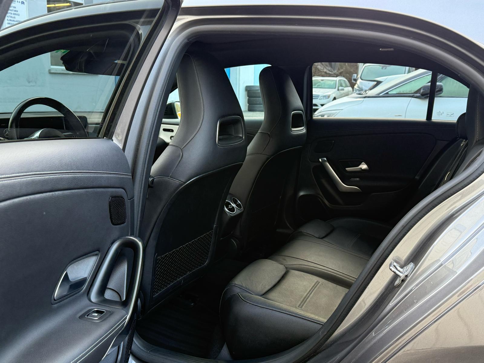 MERCEDES-BENZ A 220 AMG Line 7G-DCT 4Matic-image-7