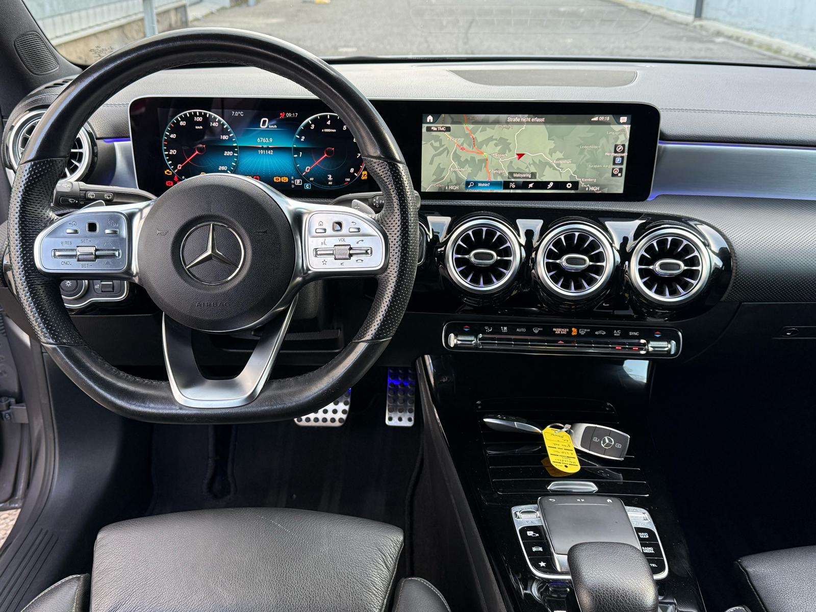 MERCEDES-BENZ A 220 AMG Line 7G-DCT 4Matic-image-6