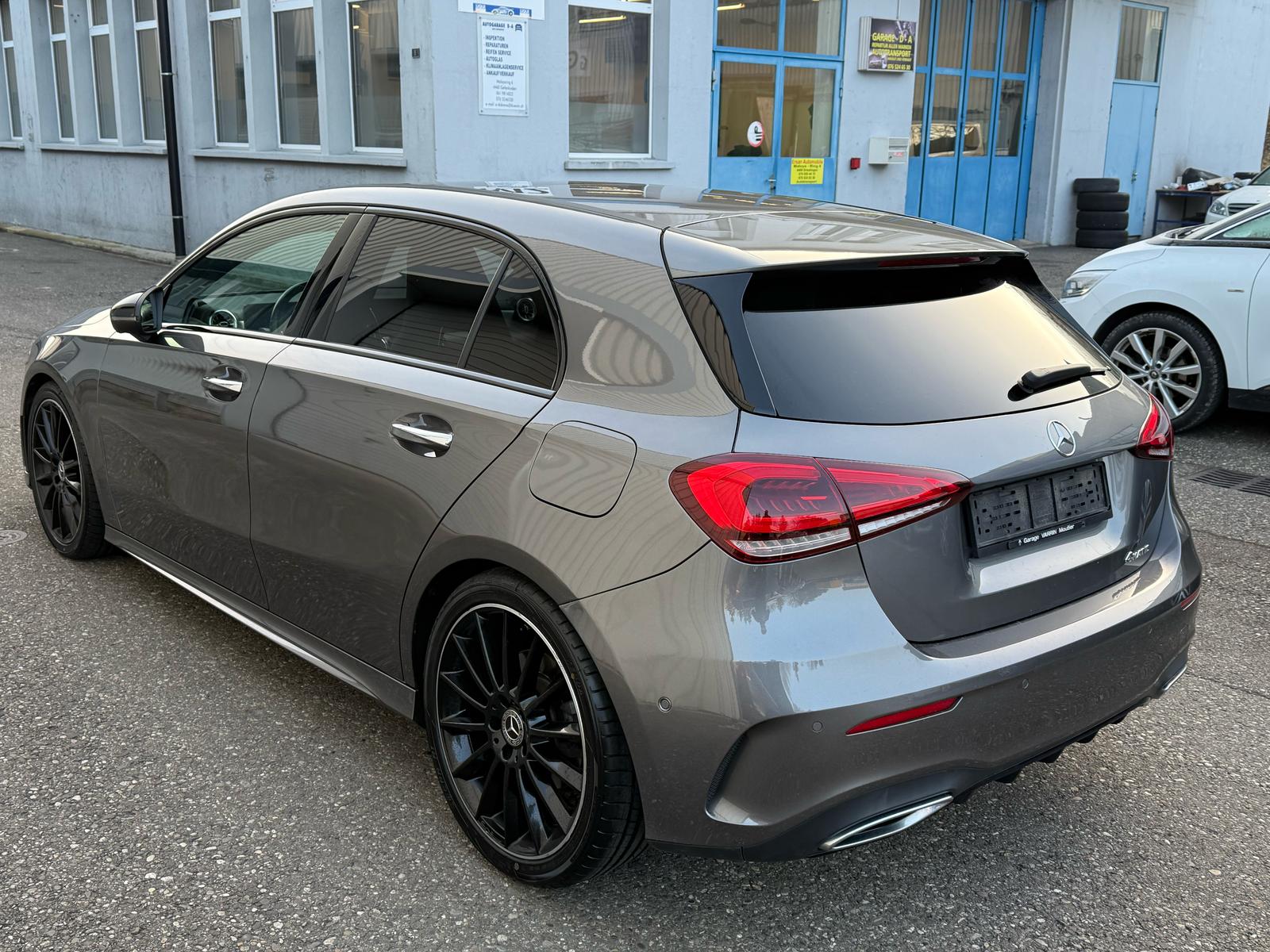 MERCEDES-BENZ A 220 AMG Line 7G-DCT 4Matic-image-3