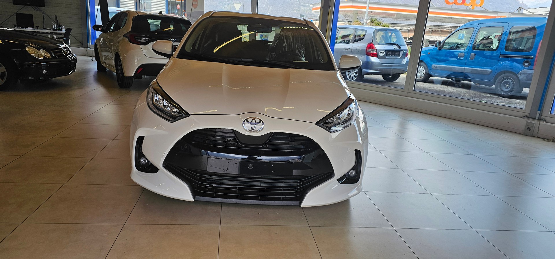 TOYOTA Yaris 1.5 Comfort e-CVT-image-1