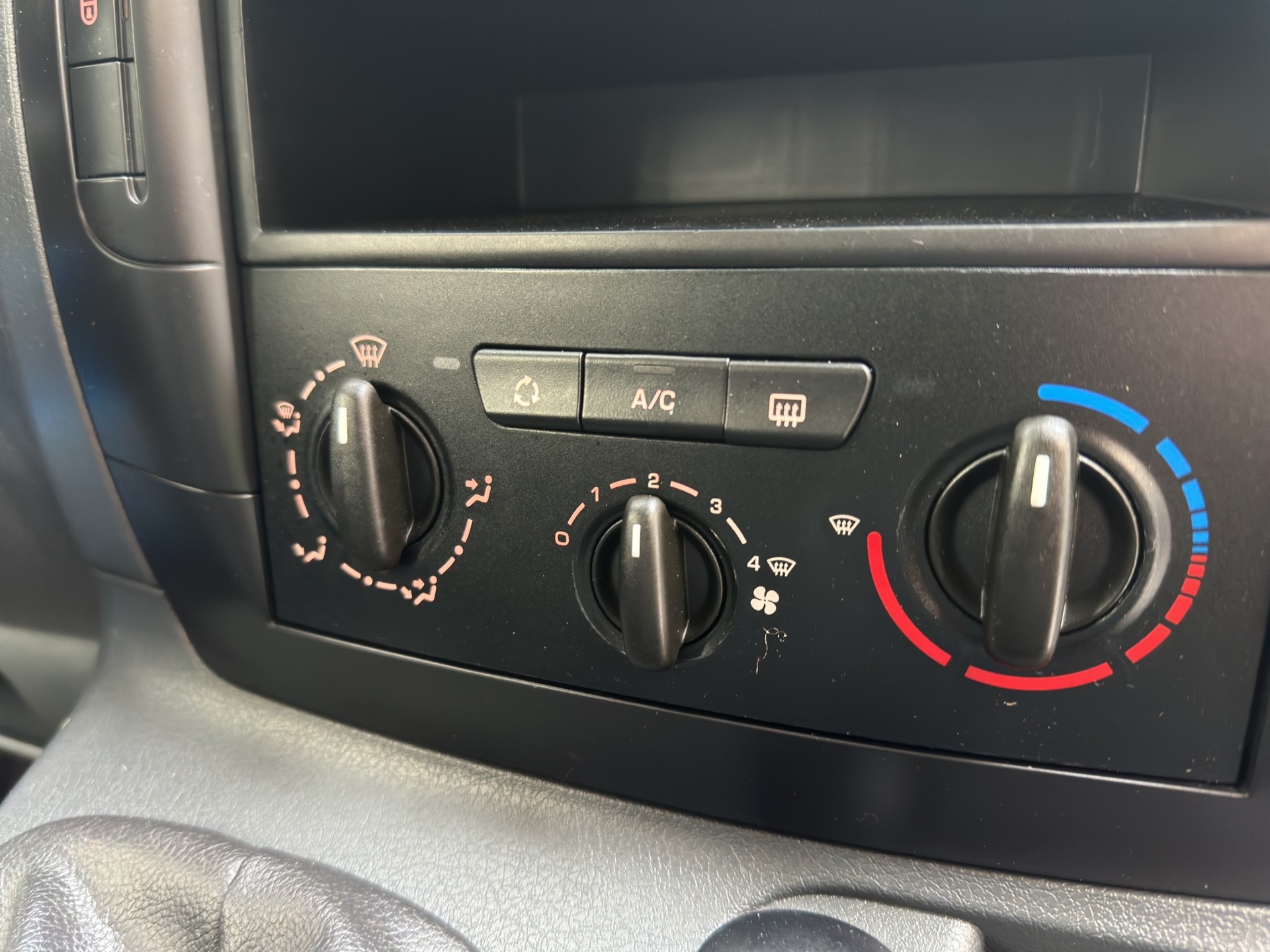 CITROEN Jumpy 2.0 HDi L2H1 Attraction-image-13